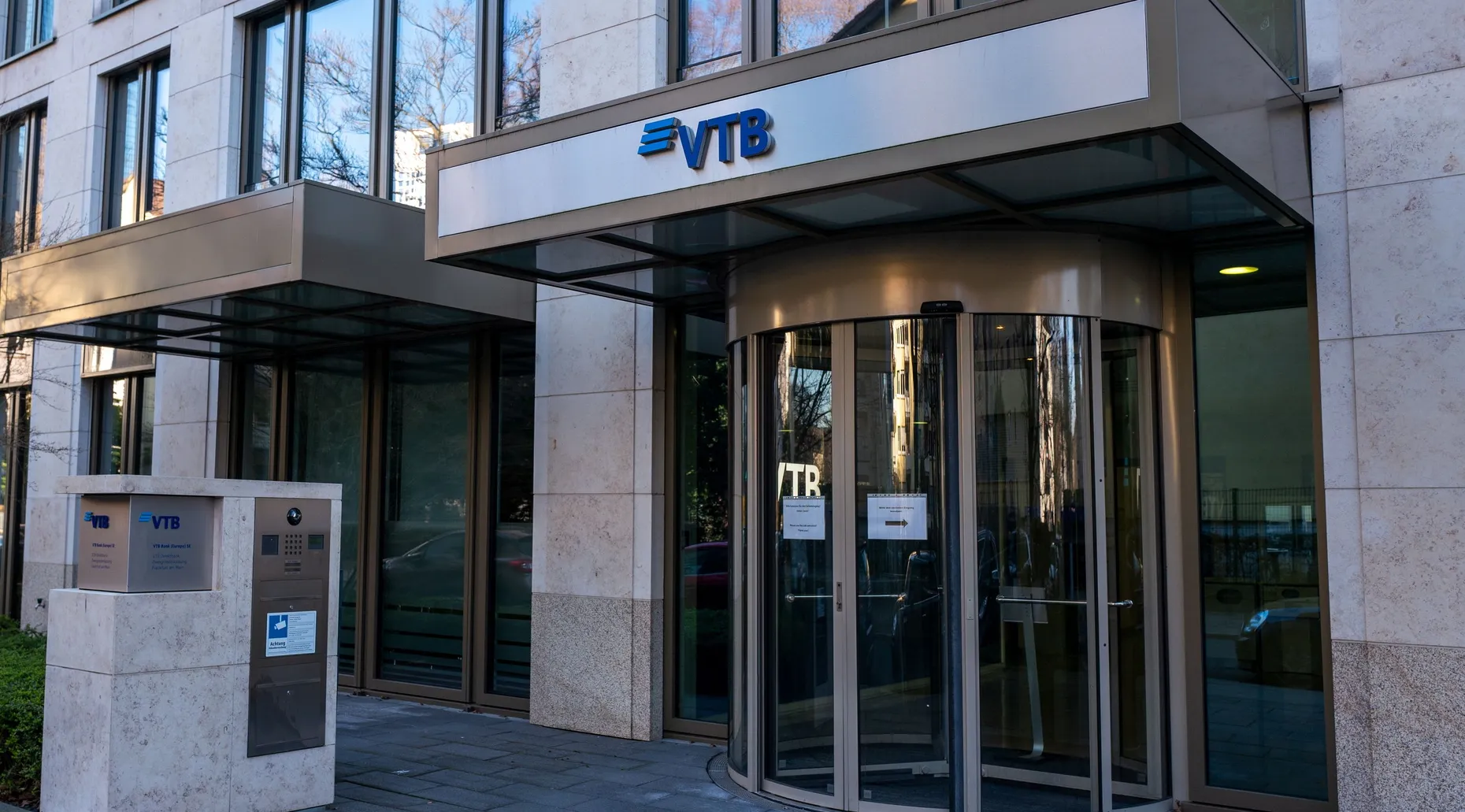 Eingang zum Sitz der VTB Bank (Europe) SE im Frankfurter Westend