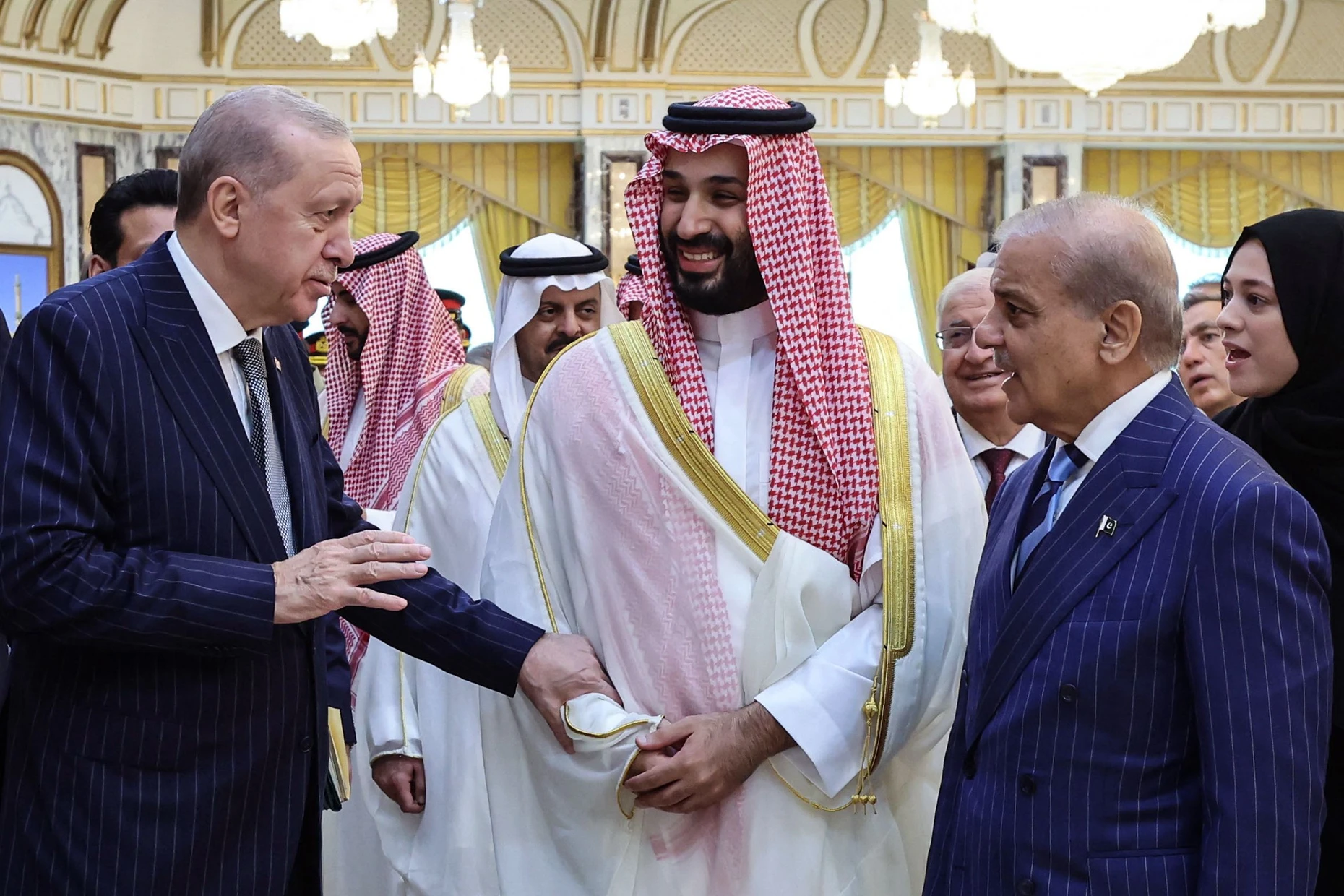 Der türkische Präsident Recep Tayyip Erdoğan, der saudische Kronprinz Muhammad Bin Salman und Pakistans Ministerpräsident Shehbaz Sharif bei einem Treffen in Mekka im August 2026