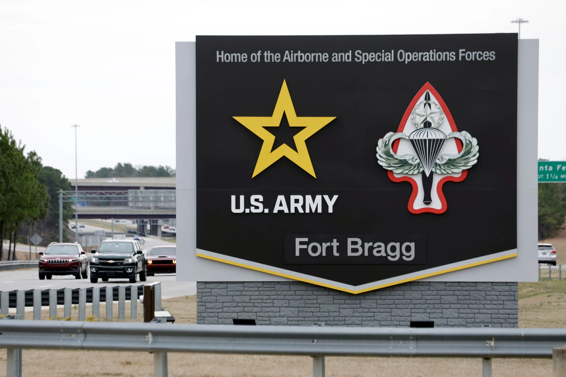 Ursprünglich war die Kaserne Fort Bragg in North Carolina nach einem Südstaaten-General benannt. Nach dem zwischenzeitlichen Namen Fort Liberty soll sich der Name nun auf einen Soldaten aus dem Zweiten Weltkrieg beziehen.