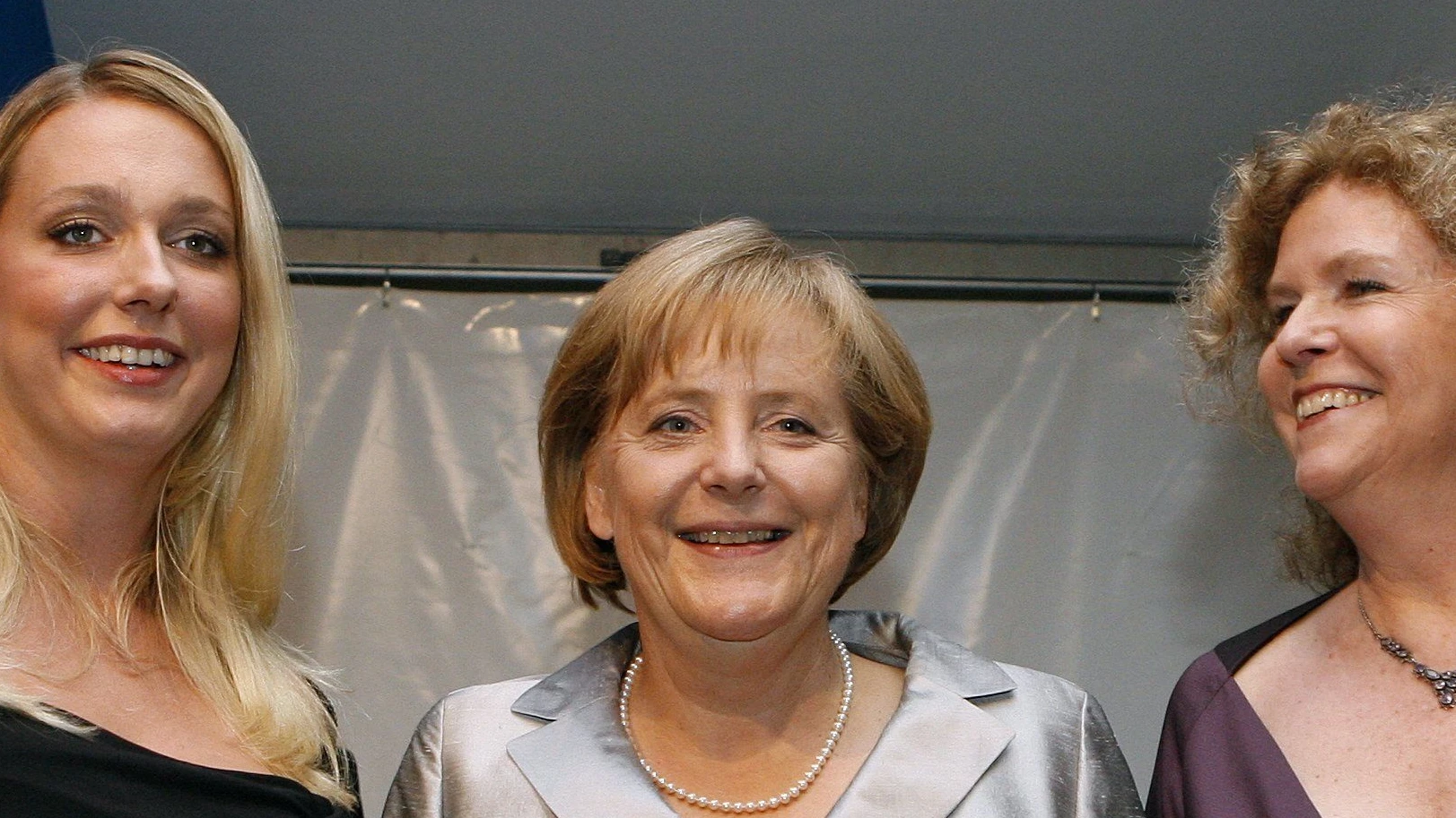 Als die Festspielleiterinnen Katharina Wagner (links) und Eva Wagner-Pasquier (rechts) ihre Ämter antraten, kam auch Bundeskanzlerin Merkel im Juli 2009 nach Bayreuth. Nicht zum ersten und letzten Mal.