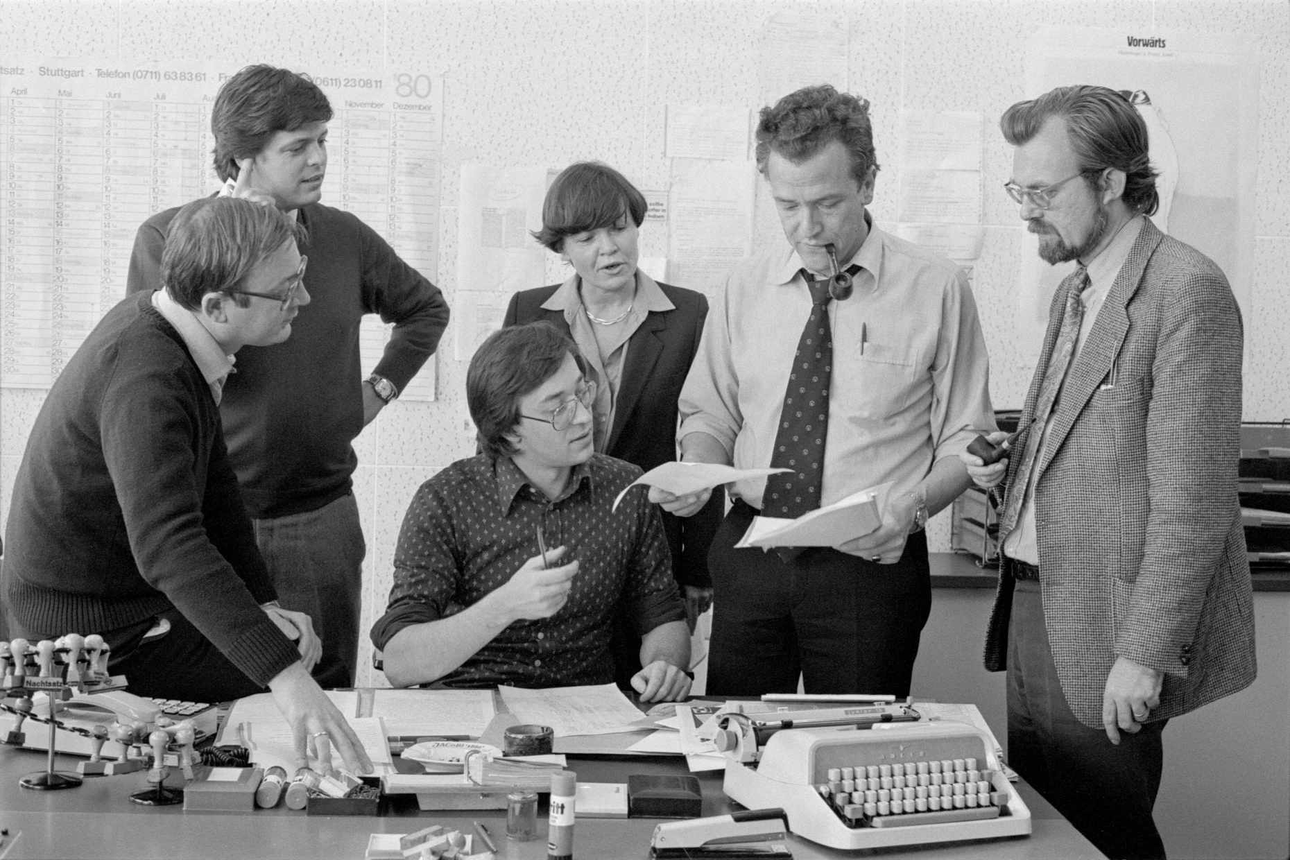 Eine Besprechung in der Politischen Redaktion der F.A.Z. im November 1980. Abgebildet sind von links nach rechts: Wolfgang Günter Lerch, Stephan Clauss, Günter Bannas (sitzend), Maria-Christine Zauzich, Nachrichtenchef Dieter Eckart und Siegfried Thielbeer.
