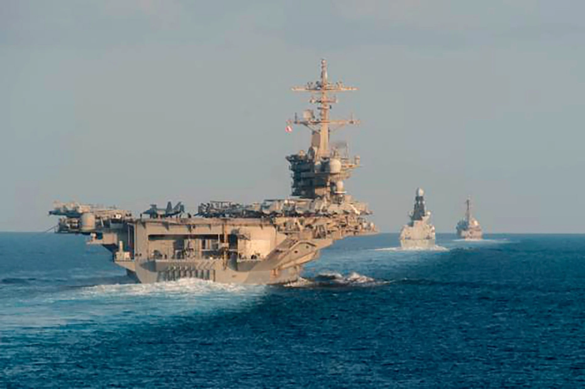 Archivbild: Auf diesem von der US-Marine zur Verfügung gestellten Foto durchqueren der US-Flugzeugträger USS Abraham Lincoln (l), der britische Luftabwehrzerstörer HMS Defender und der US-Lenkwaffenzerstörer USS Farragut die internationale Meerenge Straße von Hormus.
