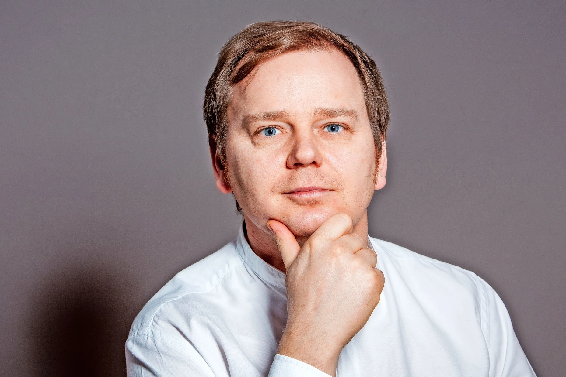 Dr. René Schlott ist Historiker und habilitierte sich im April 2026 mit einer Arbeit zu Leben, Werk und Wirkung von Raul Hilberg an der Technischen Universität Berlin.