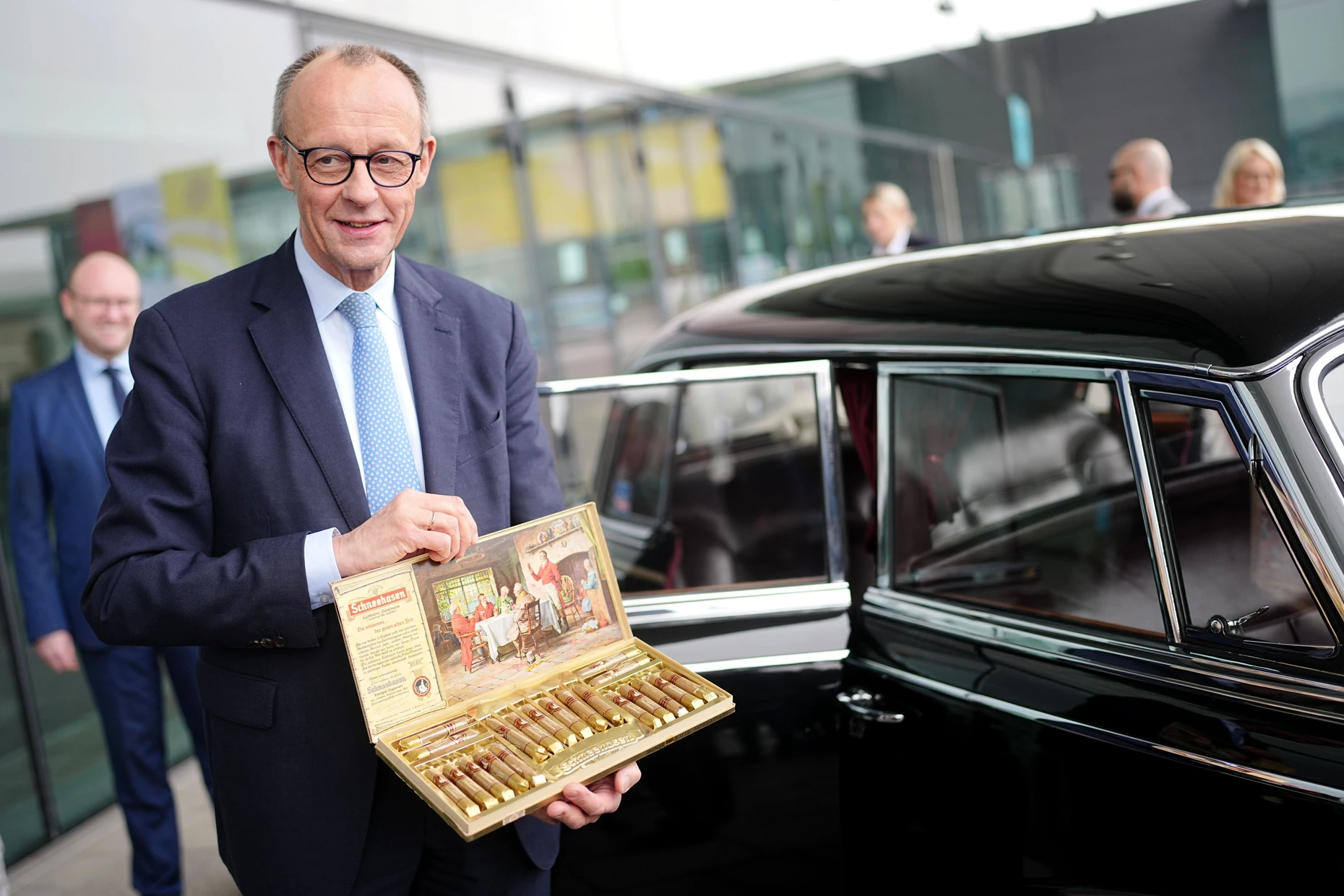 Der Kanzler als Zigarrenfreund: Friedrich Merz auf dem Bundesparteitag der CDU im Februar in Stuttgart mit einer Zigarrenkiste aus dem Mercedes des früheren Bundeskanzlers Konrad Adenauer