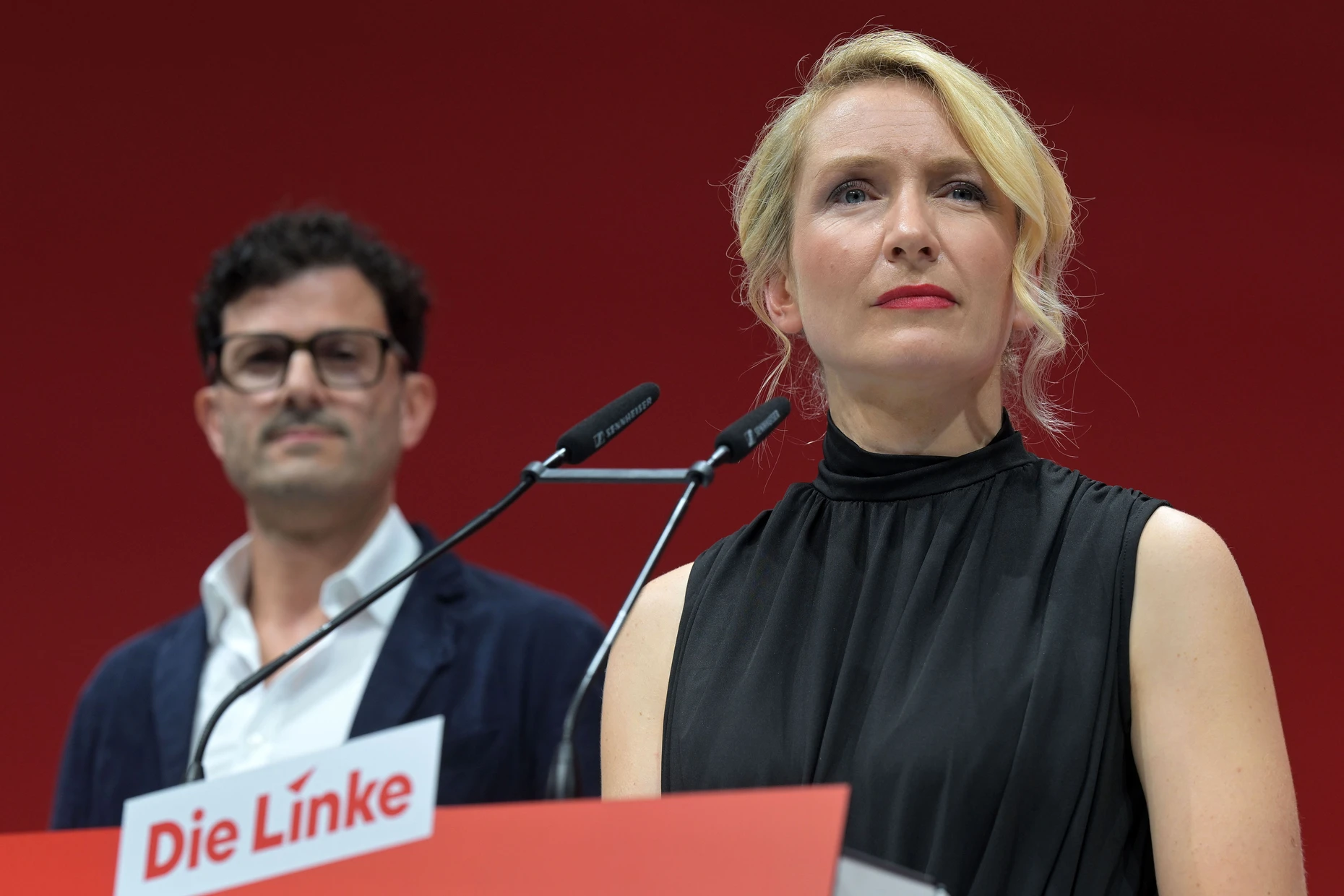 Die Vorsitzenden der Linkspartei, Ines Schwerdtner und Luigi Pantisano, auf einem Parteitag