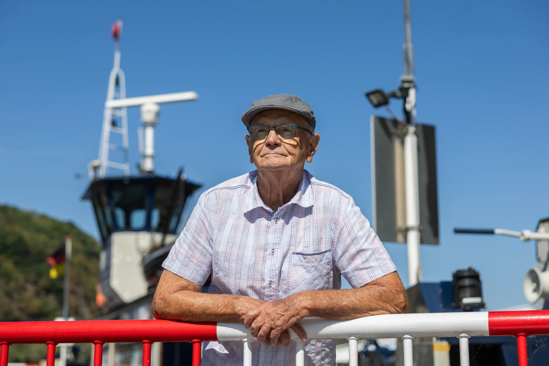 Auf der Fähre in Kaub: Der ehemalige Schiffslotse Heinz-Dieter „Pit“ Kimpel bedauert die Binnenschiffer.