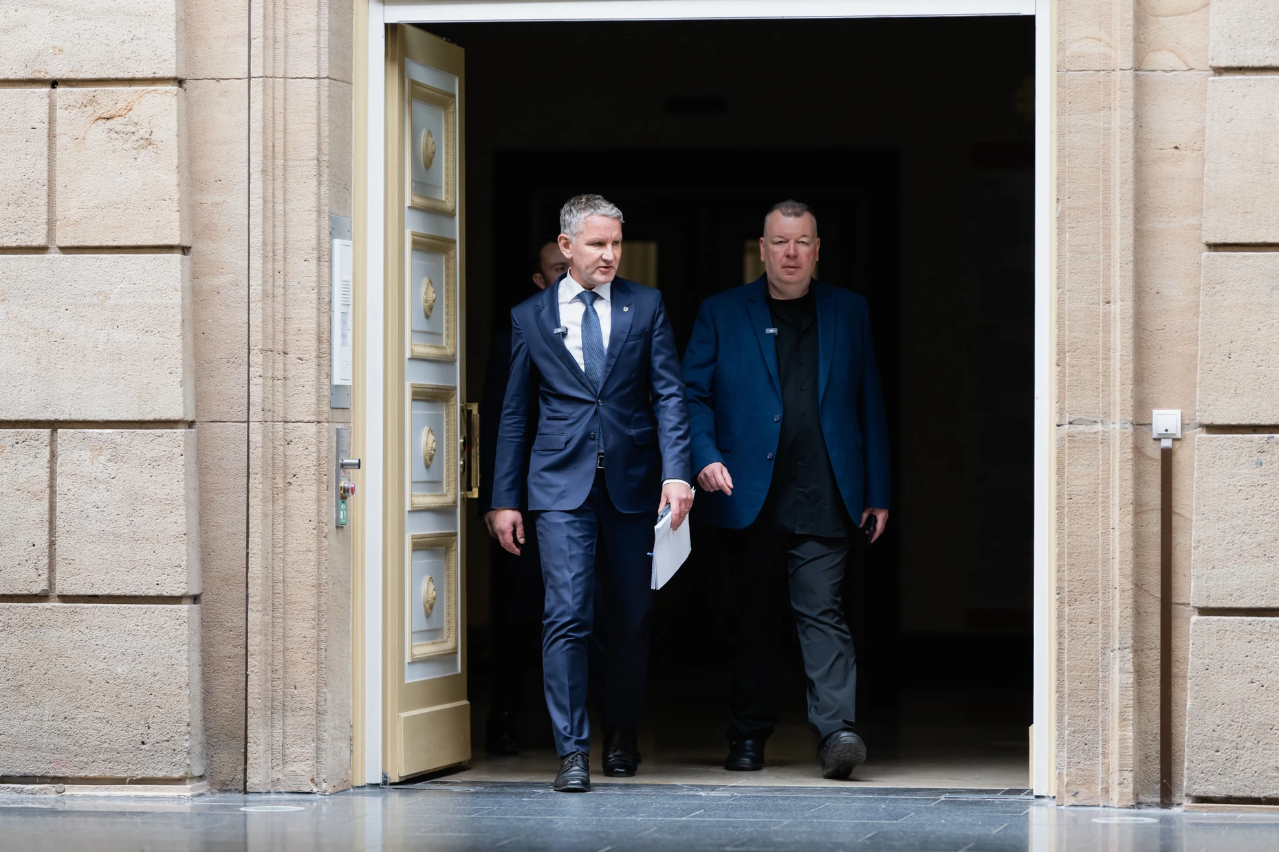 Stefan Weber und Björn Höcke nach einer Pressekonferenz. Gemeinsam haben sie ein neues Plagiatsgutachtens zur Doktorarbeit von Thüringens Ministerpräsident Mario Voigt vorgestellt.