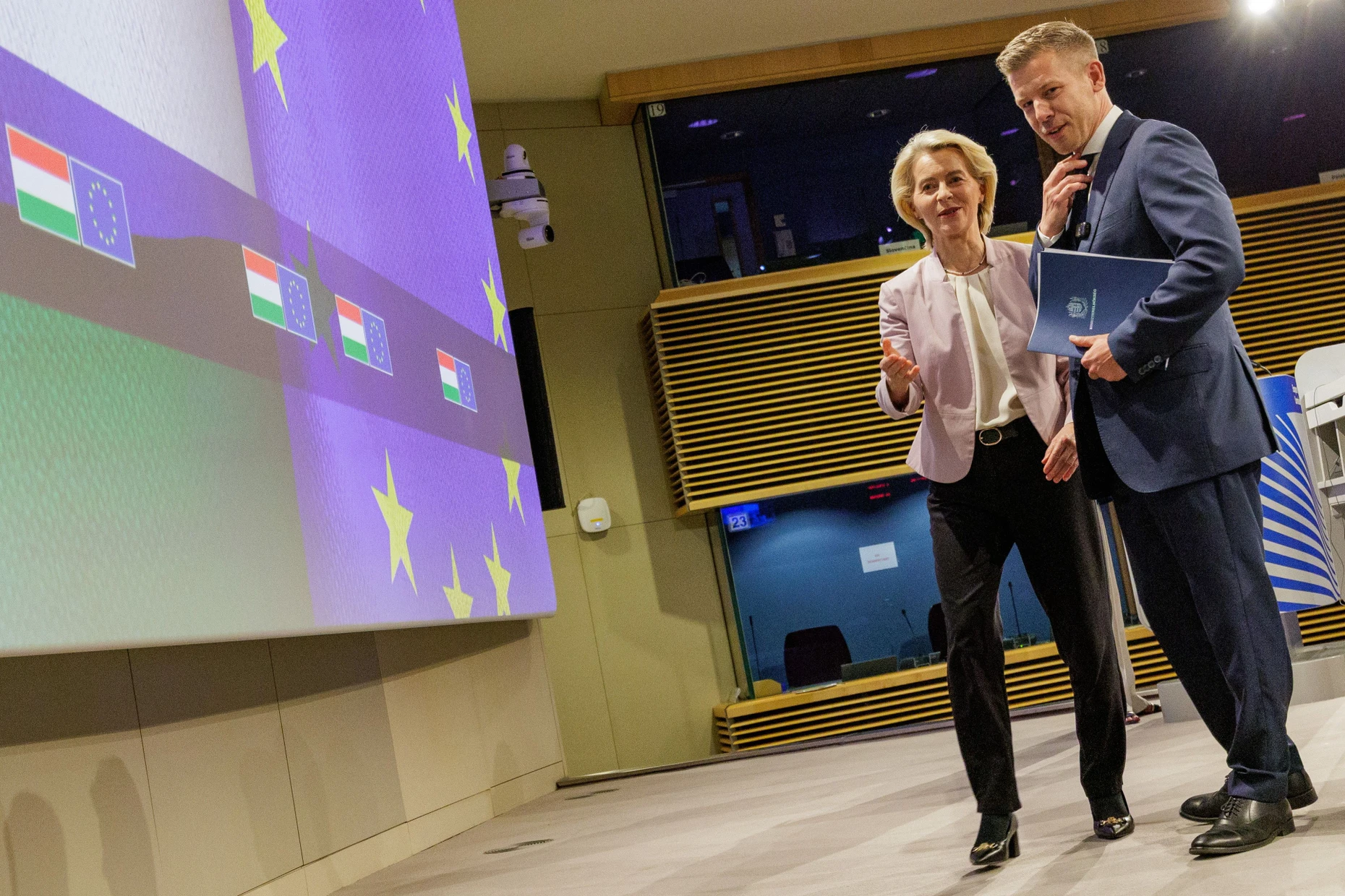 Brüssel lässt fünfe gerade sein: Ursula von der Leyen und Péter Magyar am Freitag