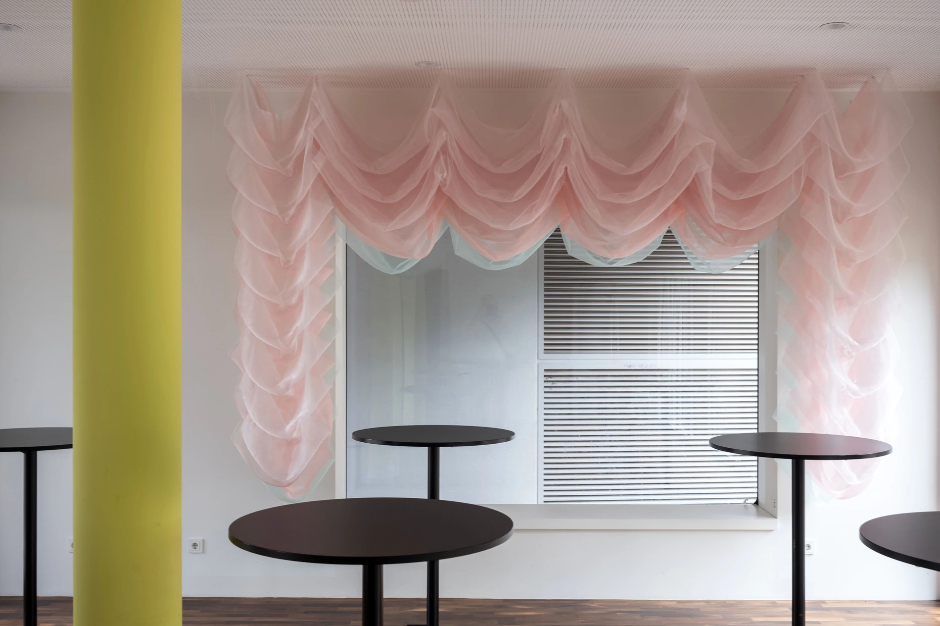 Intervention mit Volants: Die Installation „Room with a View“ in der Lounge der Evangelischen Akademie.