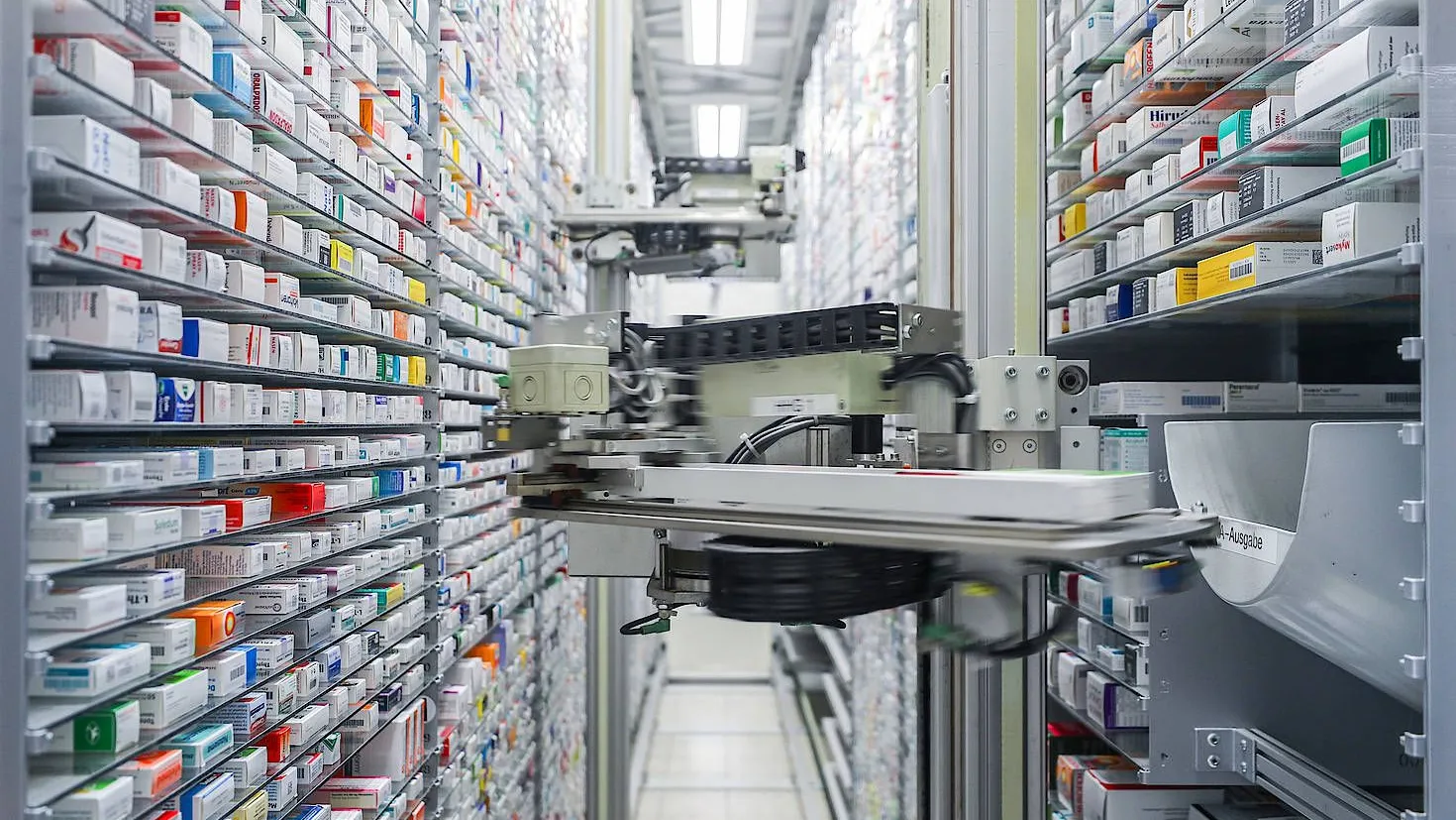 Blick in das automatisierte Medikamentenlager einer Apotheke