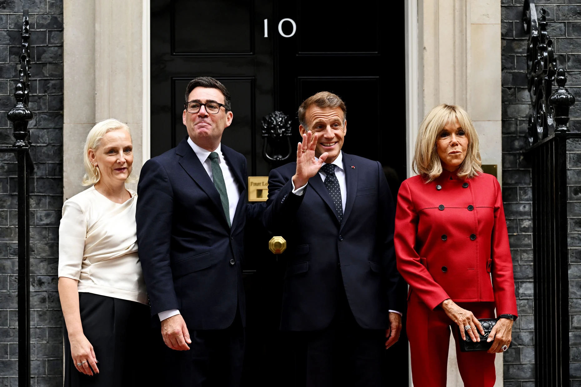 Der britische Premierminister Andy Burnham, seine Frau Marie-France van Heel, Frankreichs Präsident Emmanuel Macron und dessen Ehefrau Brigitte Macron am Donnerstag vor der Downing Street Number 10