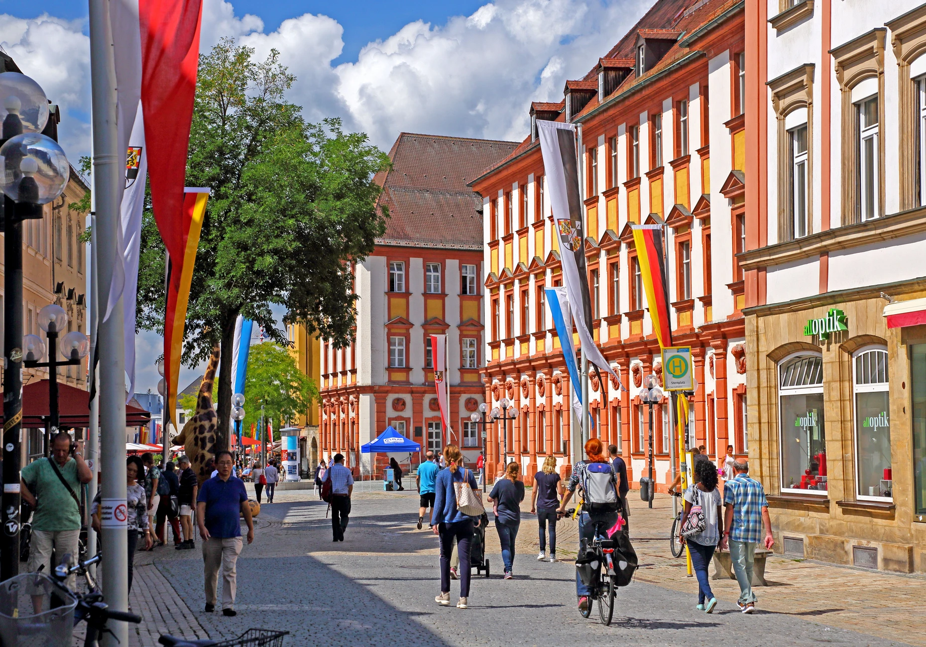 Die Maximilianstraße mit dem Alten Schloss im Zentrum von Bayreuth
