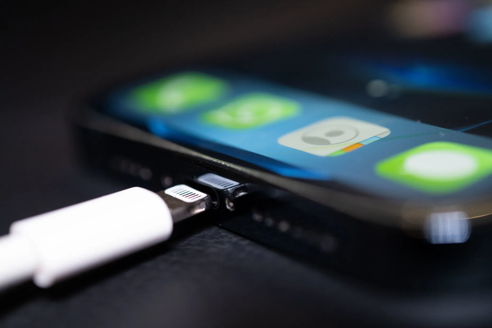Lightning-Ladestecker im iPhone: Dieser Anblick könnte bald Vergangenheit sein.