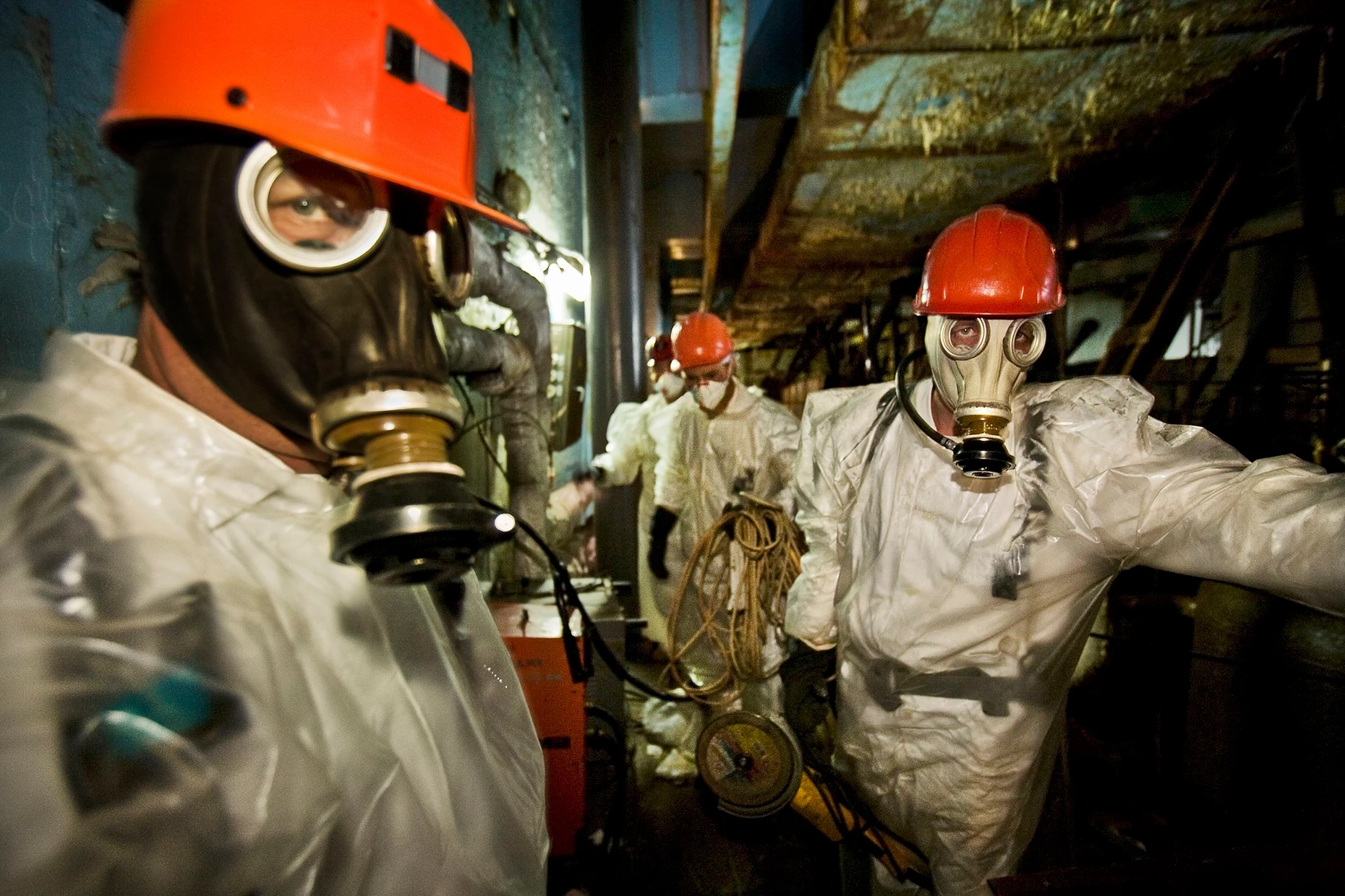 Arbeiter in Schutzkleidung sichern den Sarkophag, der um die Ruinen des Reaktors gebaut wurde. Die Strahlung ist so hoch, dass sie sich pro Tag nur 15 Minuten vor Ort aufhalten können. Tschernobyl, Ukraine, 2005.