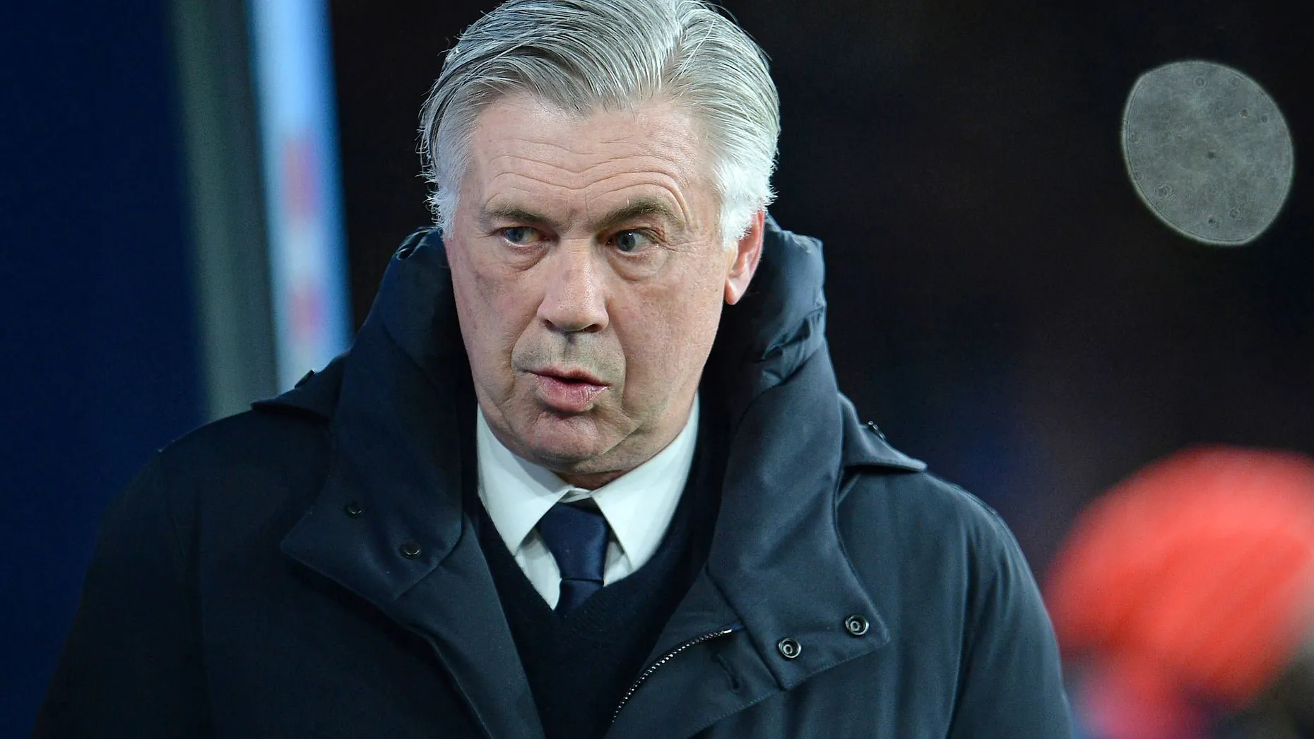 Der frühere Bayern-Trainer Carlo Ancelotti will nicht neuer Nationalcoach Italiens werden. Nach der gescheiterten Qualifikation für die WM 2018 in Russland habe ihn der italienische Fußballverband kontaktiert, „aber ich will nicht das Handwerk ändern“, sagte der italienische Trainer im TV-Programm „Domenica sportiva“. „Ich bin stolz, dass in Italien mein Name für den Posten umgeht.“ Er bevorzuge, in einem Club zu bleiben. Die strukturellen Probleme des italienischen Fußballs könne er nicht lösen. Italien hat sich erstmals seit fast 60 Jahren nicht für die Fußball-Weltmeisterschaft qualifiziert. Nach dem Abgang von Trainer Gian Piero Ventura suchen die Azzurri einen Nachfolger. „In Italien sind wir nicht auf einem Niveau mit Spanien, Deutschland oder England“, so Ancelotti. Mit Bezug auf Spekulationen, dass er wieder zu seinem ehemaligen Klub AC Mailand geht, sagte er: „Ich fände es schön, nach Italien zurückzugehen und meine Vergangenheit spricht eine klare Sprache.“ Aber mit dem Klub habe er keinen Kontakt gehabt. (dpa)