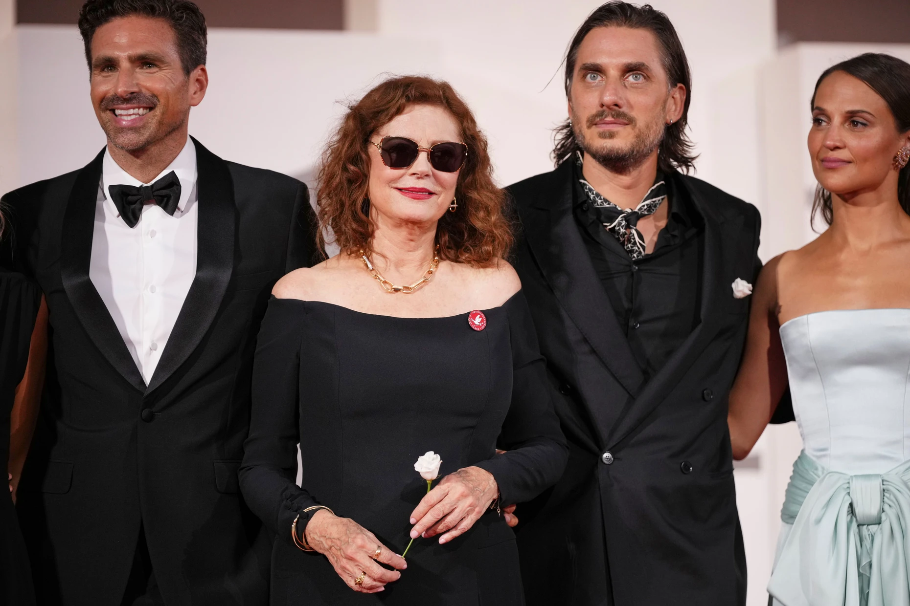Der Cast von „The Echo Chamber“: Regisseur Andrea Pallaoro, Susan Sarandon, Luca Marinelli und Alicia Vikander in Venedig