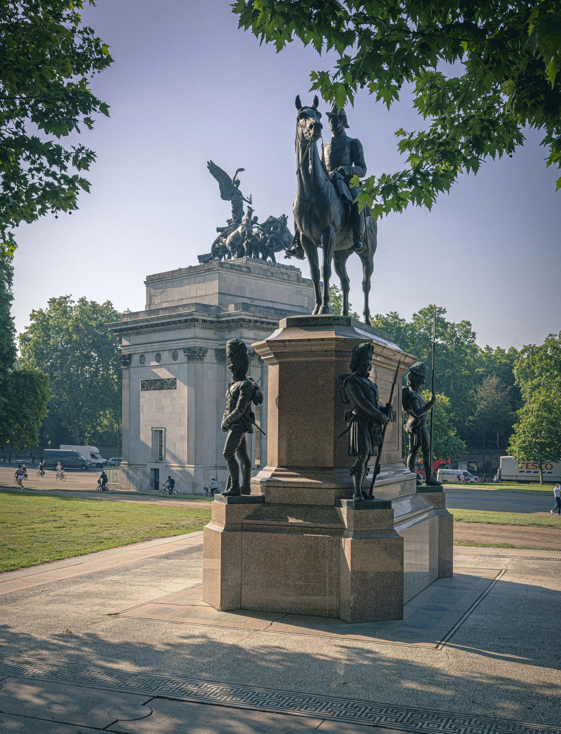 Blick auf den Wellington Arch gegenüber von Apsley House