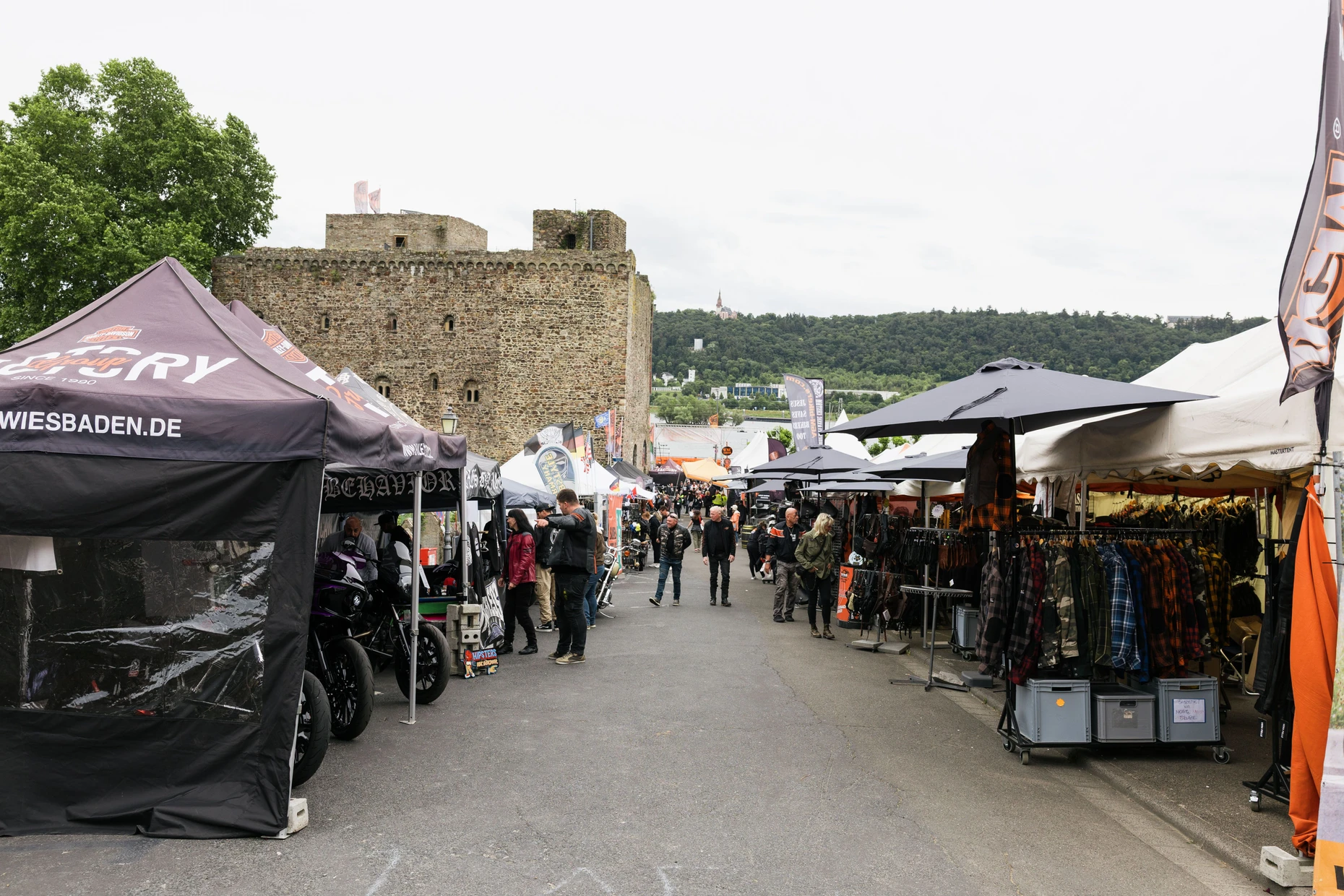 Hier dreht sich alles um Bikes: Auf dem Festgelände der Magic Bike an der Brömserburg in Rüdesheim präsentieren Aussteller ihre Waren.
