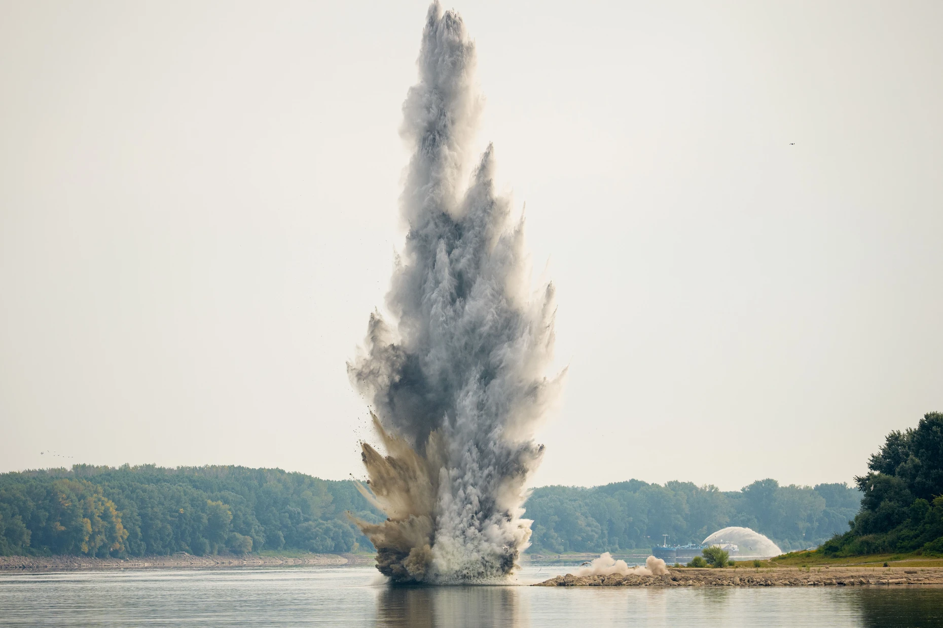 Die rumänische Marine sprengt am 3. August 2026 einen unter Wasser liegenden Felsen in der Donau, um die Wasserzufuhr zum Kernkraftwerk Cernavodă zu verbessern.