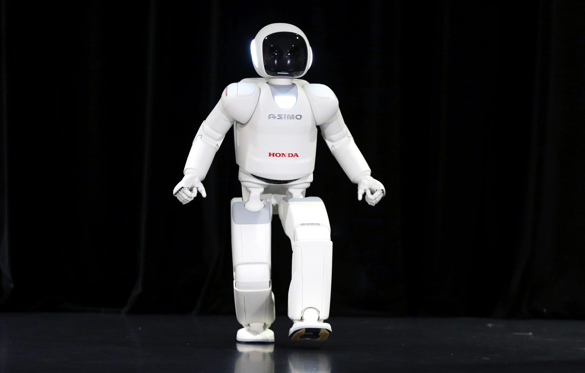 Roboterurahn: Im Jahr 2000 stellte Honda Asimo vor. Der konnte tanzen, springen, Treppen steigen, Getränke eingießen und Fußball spielen.