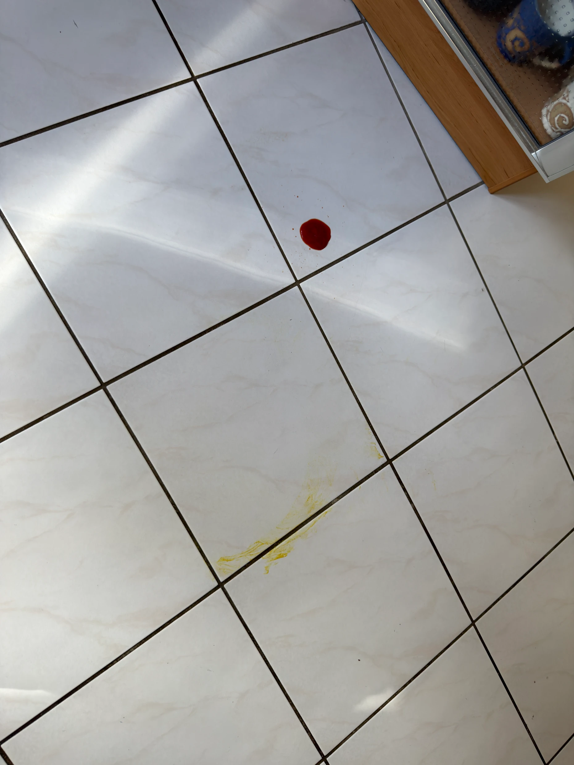 Was bleibt: Ein Streifen von Senf und das stets umfahrene Ketchup