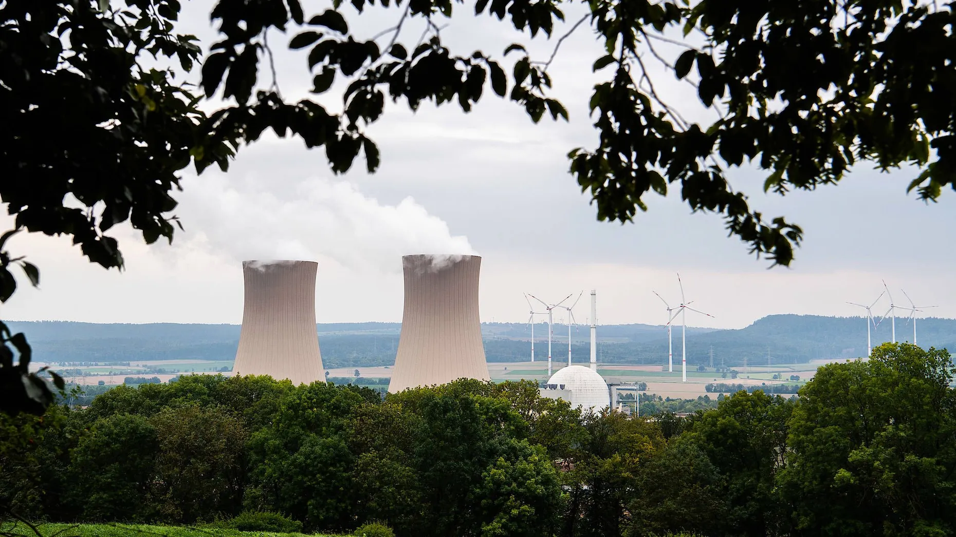 Umweltsünder oder Nachhaltigkeitsvorbild? Atomkraftwerk Grohnde in Niedersachsen