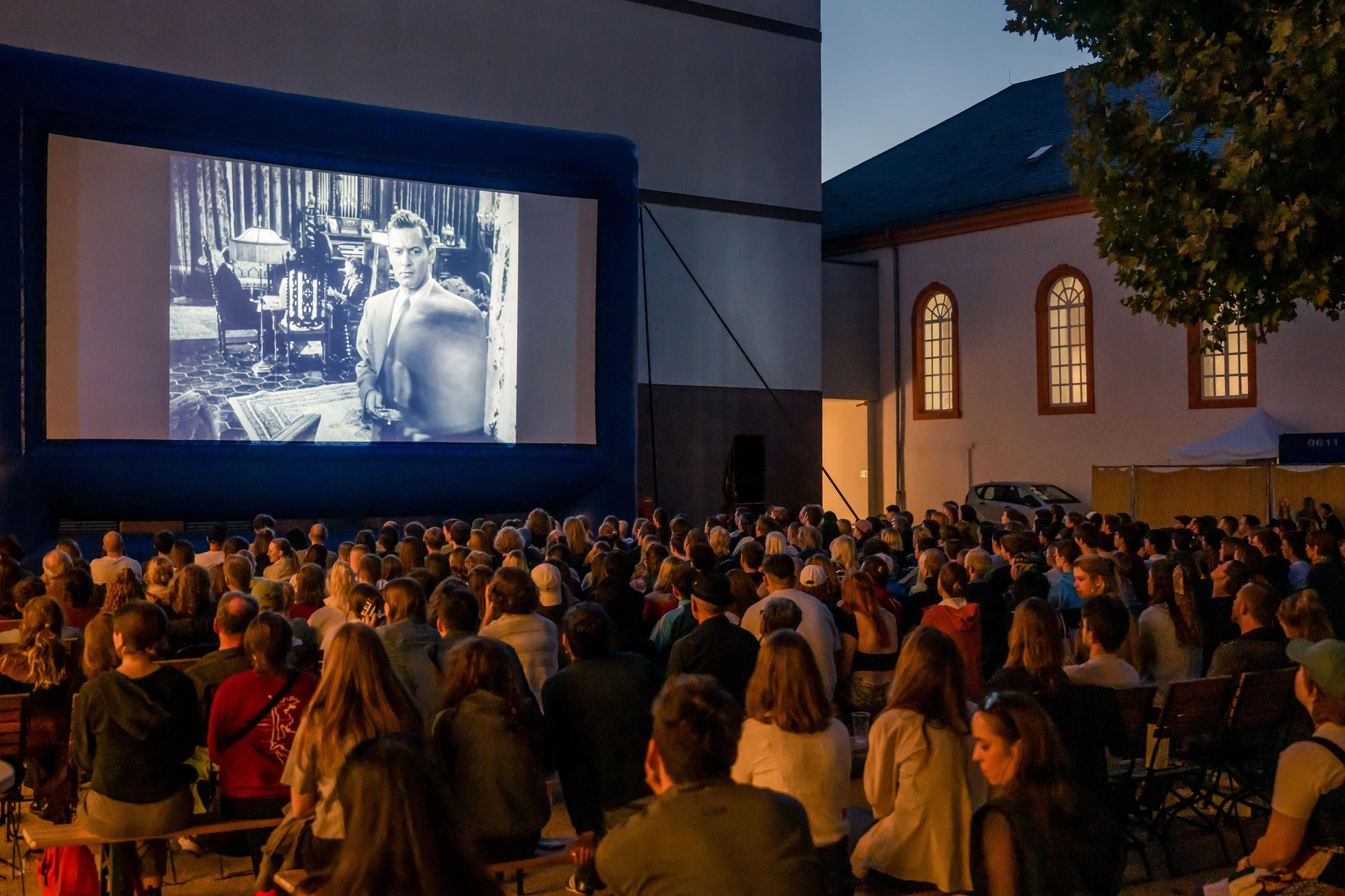Die „Filmnächte unter Sternen“ der Initiative FILMZ lädt zum vierten Mal in den Innenhof des Landesmuseums Mainz ein.