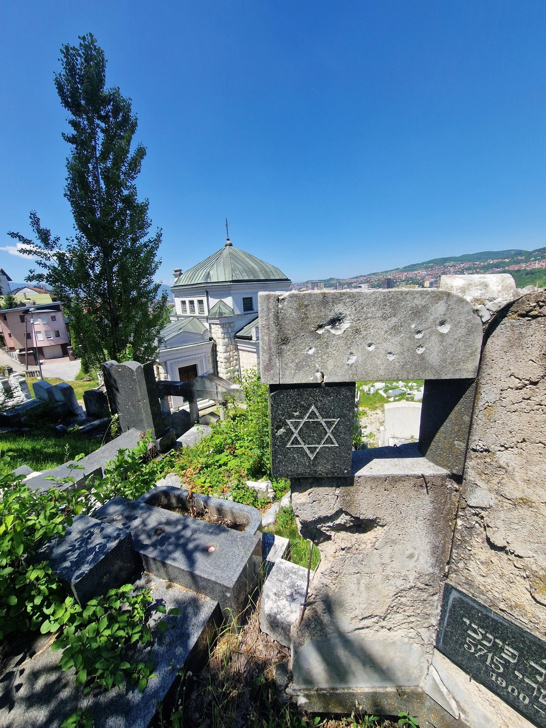 Einschusslöcher erinnern auf dem Jüdischen Friedhof in Sarajevo an den Bosnienkrieg.