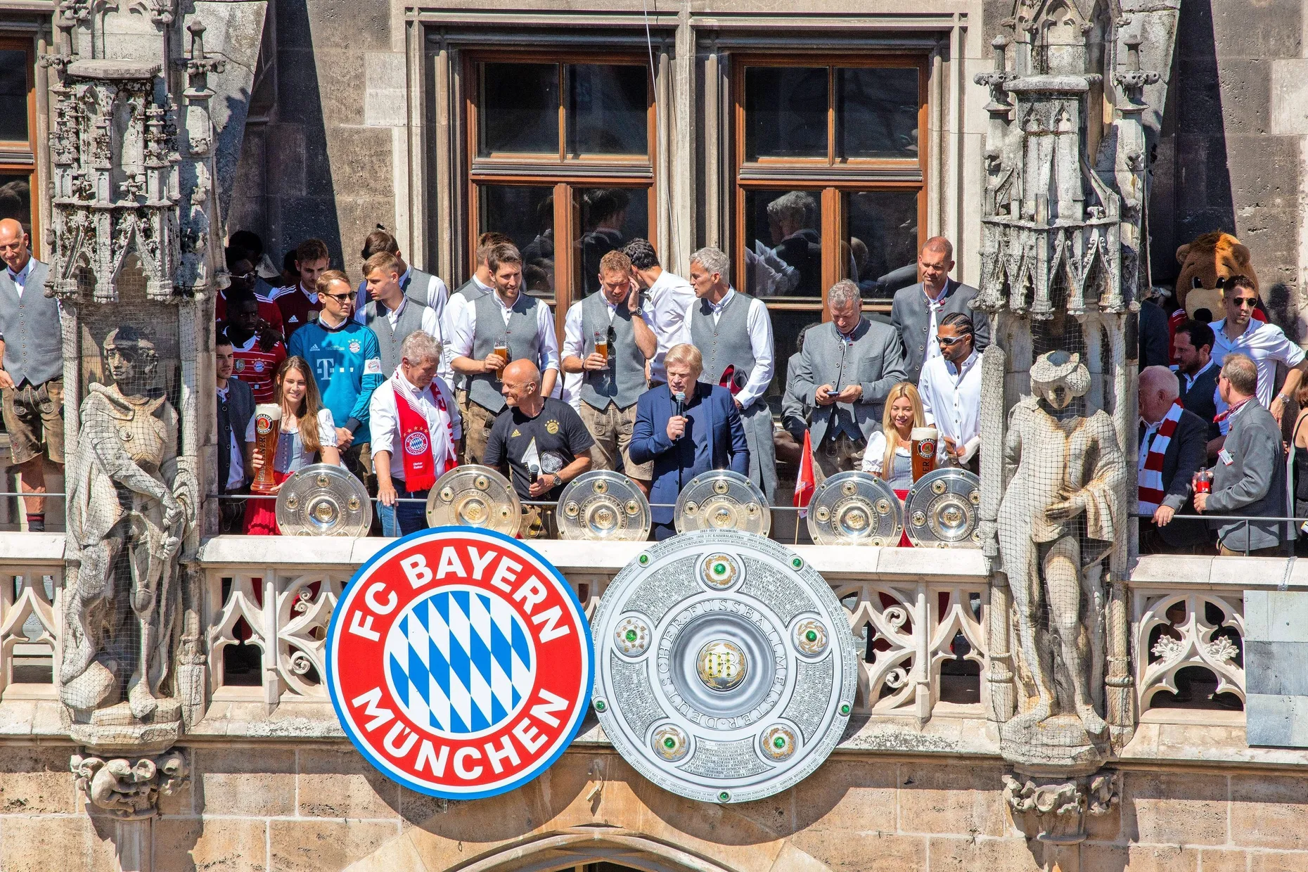 15. Mai: Der FC Bayern feiert am gewohnten Platz, Oliver Kahn spricht.
