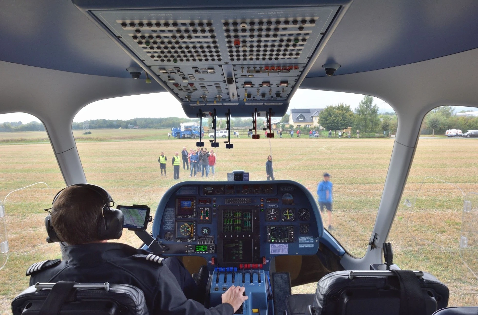Hightech: Blick aus dem Cockpit des Zeppelins auf den Start- und Landeplatz in Bad Homburg