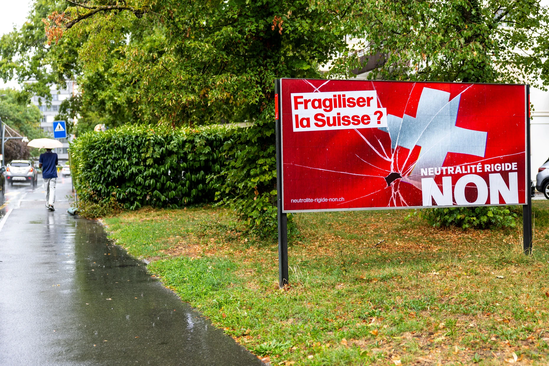Ein Plakat des Komitees "Neutralité rigide non" gegen die Neutralitätsinitiative in Genf im September