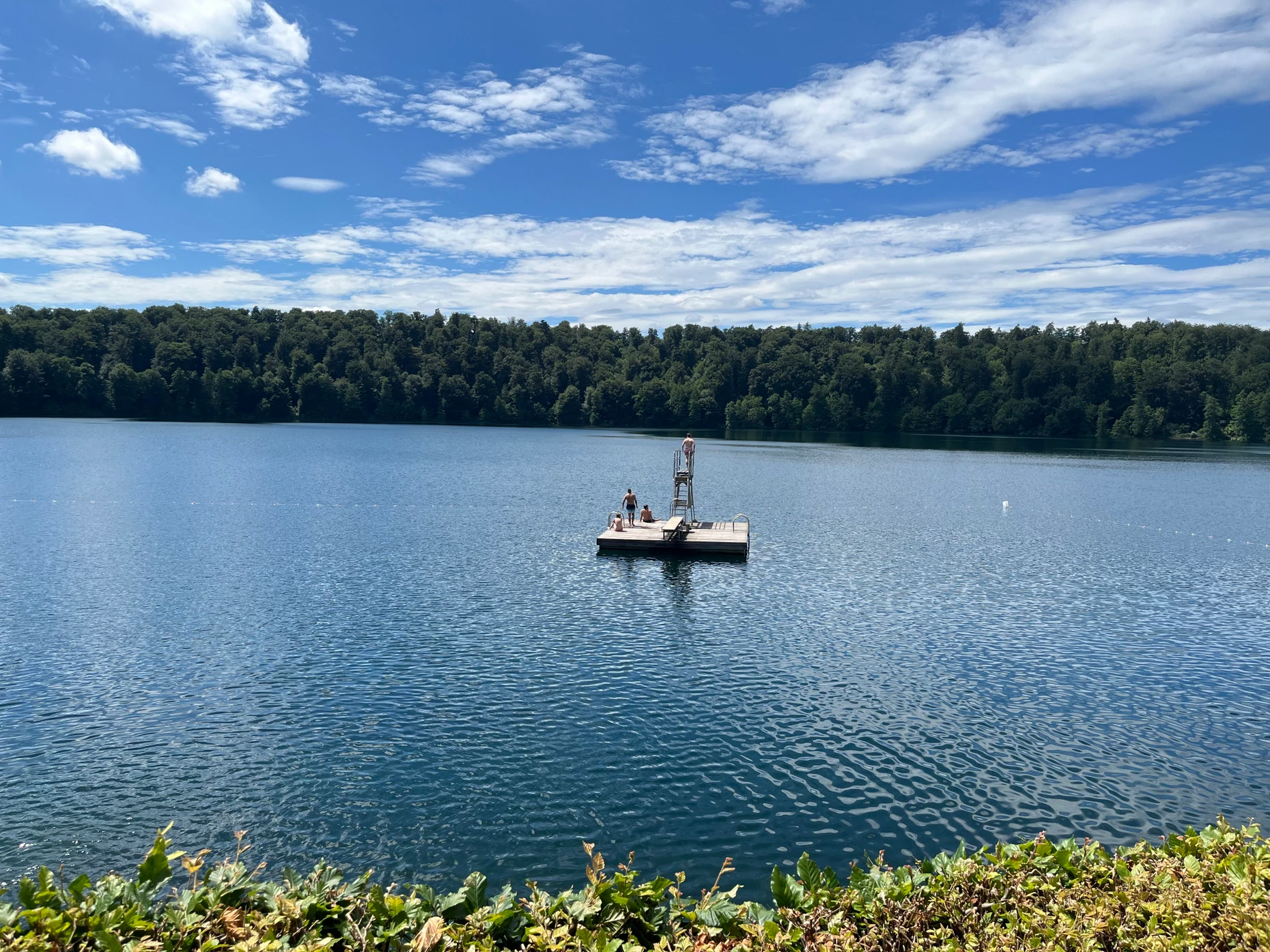 Natur-Bijou: Ohne Badeinsel wähnte man sich an einem Märchensee.