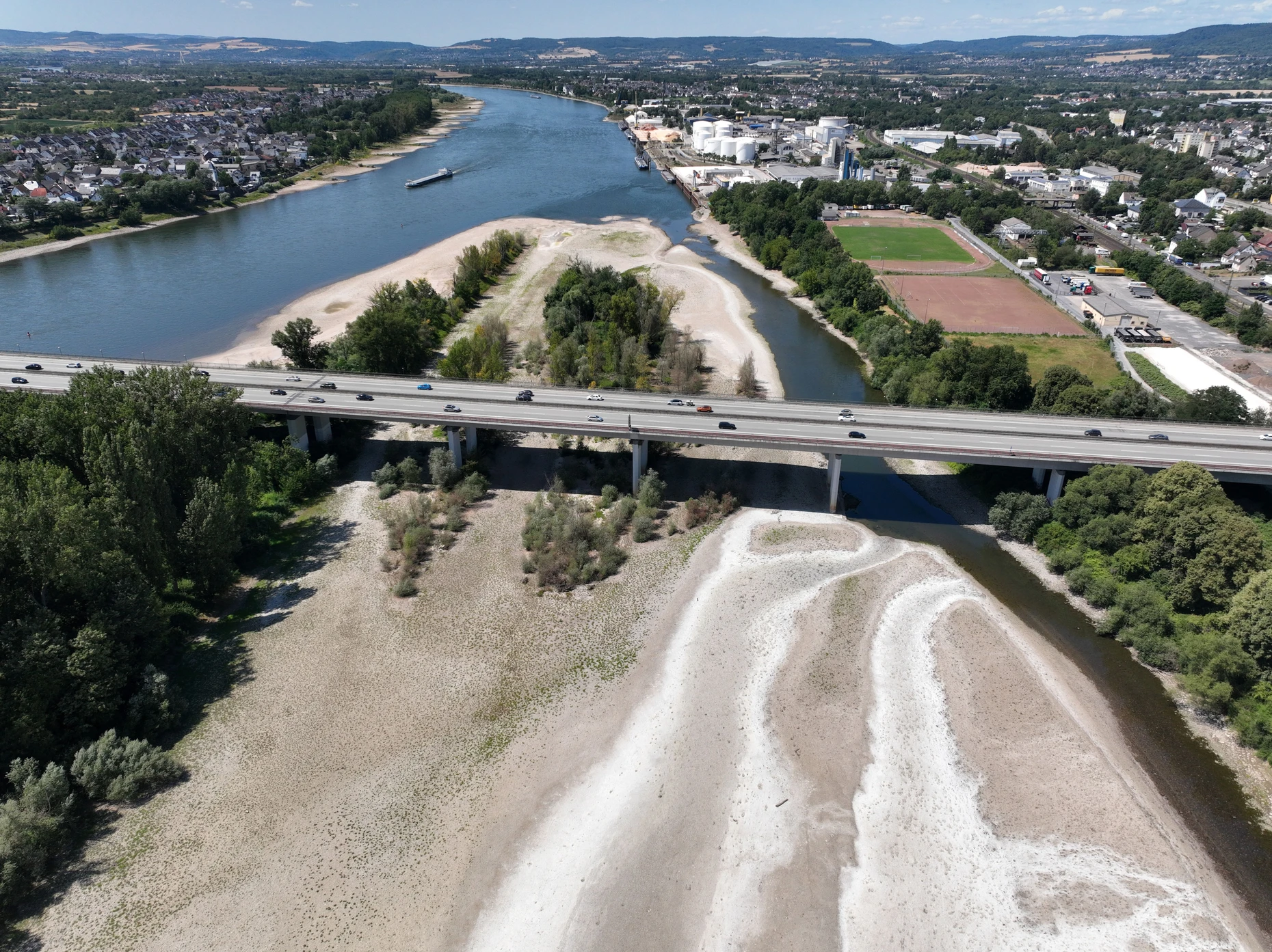 Die Wasserstände sind rapide gefallen: Von einem Nebenarm des Rheins bei Bendorf ist nur noch ein Rinnsal übrig.