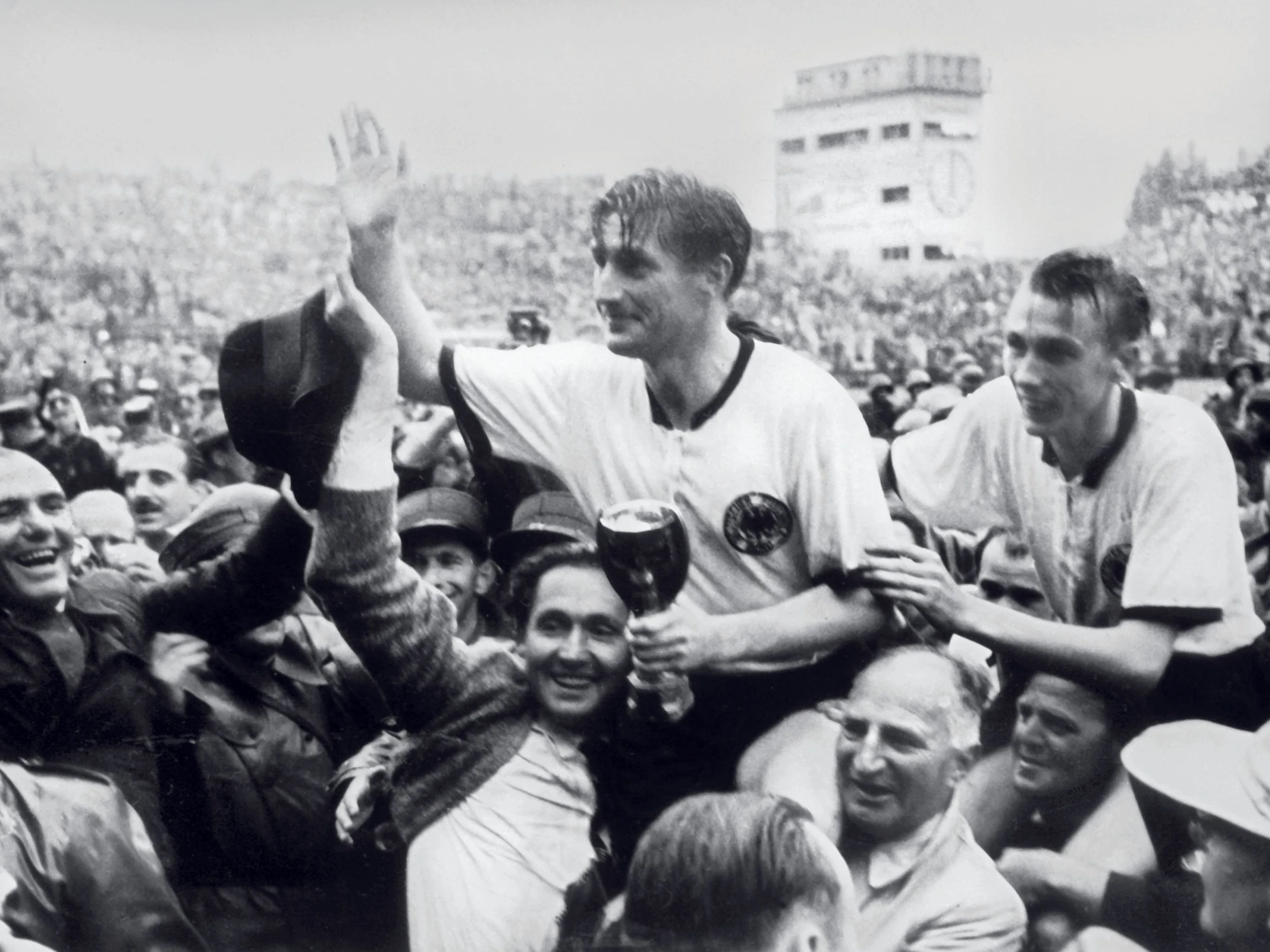 Kannste dir nicht ausdenken: Das „Wunder von Bern“ der deutschen Fußball-Nationalmannschaft 1954, hier mit  Fritz Walter (Mitte) und Horst Eckel auf den Schultern von Fans.
