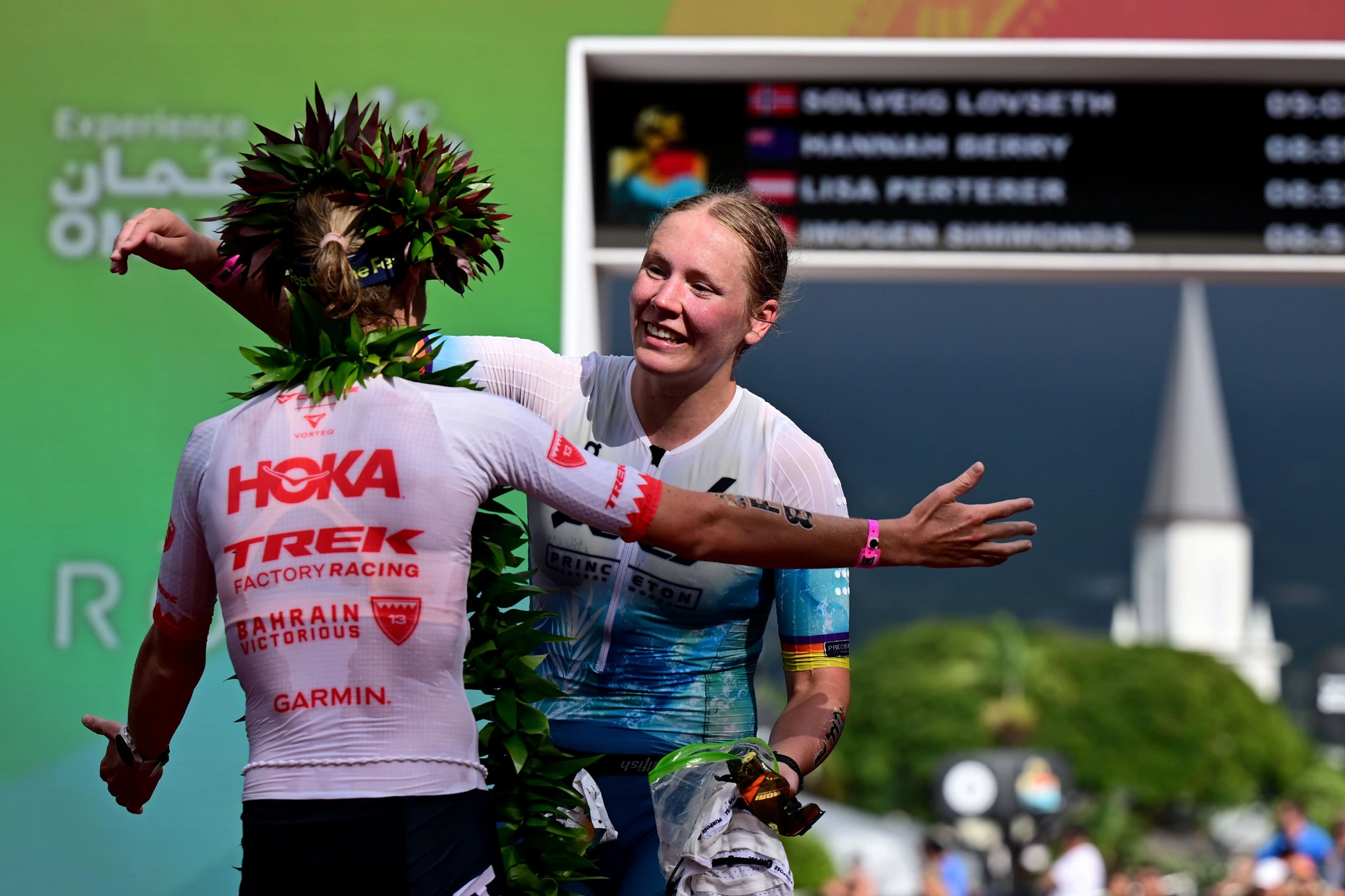 Gratulation: Taylor Knibb (links) aus den USA kommt nach ihrem Zusammenbruch als Erste ins Ziel, wo sie die Norwegerin Solveig Løvseth in Empfang nimmt.
