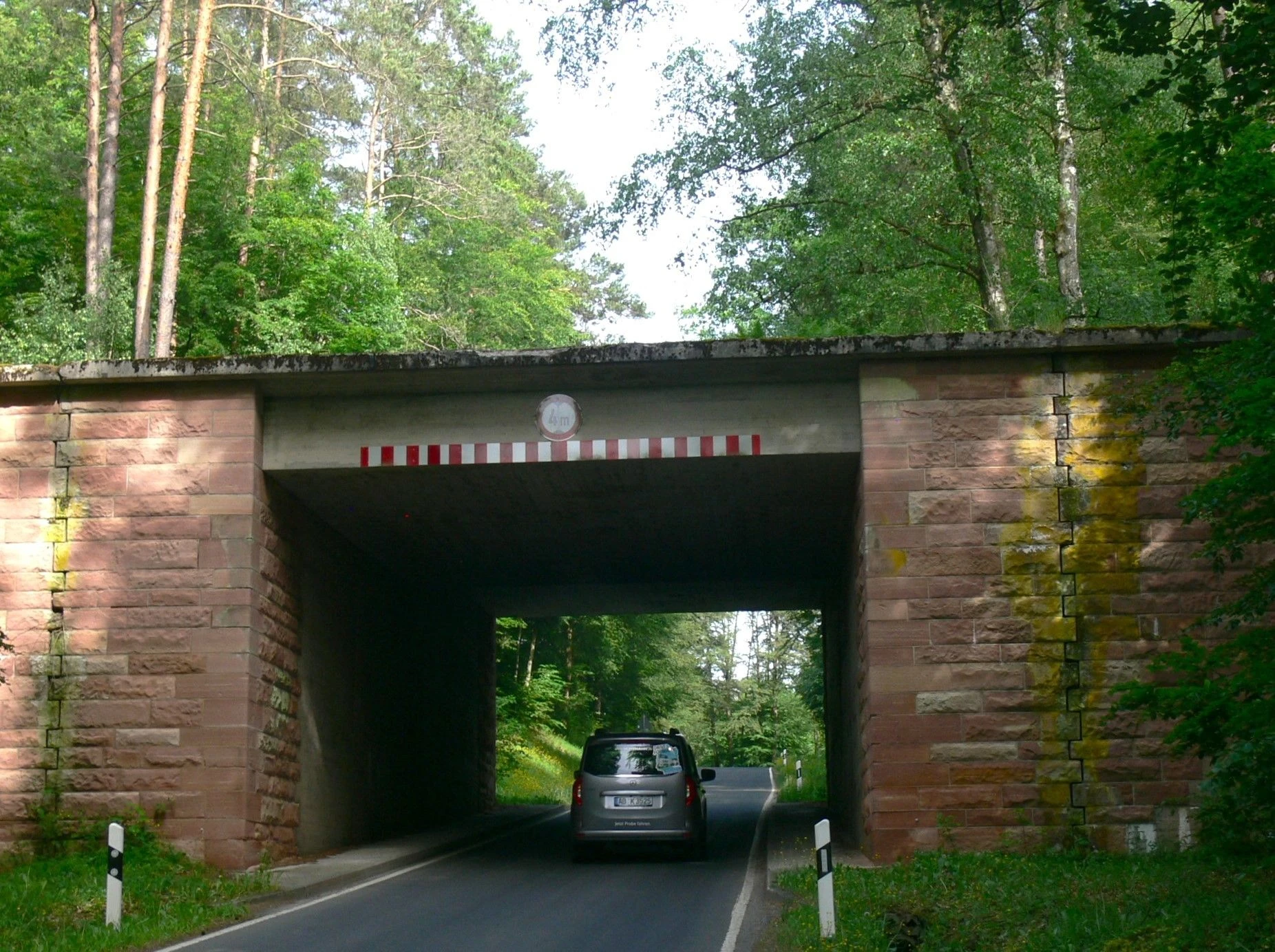 Gut erhalten: die mit Buntsandstein verkleideten Betonbrücken für die nie vollendete Autobahn