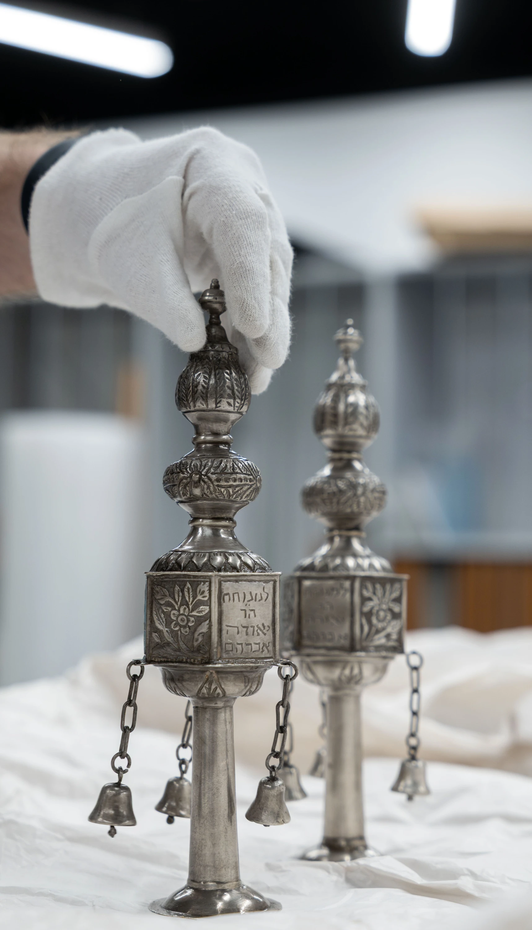Mit den Rimonim werden die Thora-Rollen „gekrönt“. Diese beiden Exemplare aus Silberstücken stammen aus Ägypten. 1914 wurden sie gefertigt.