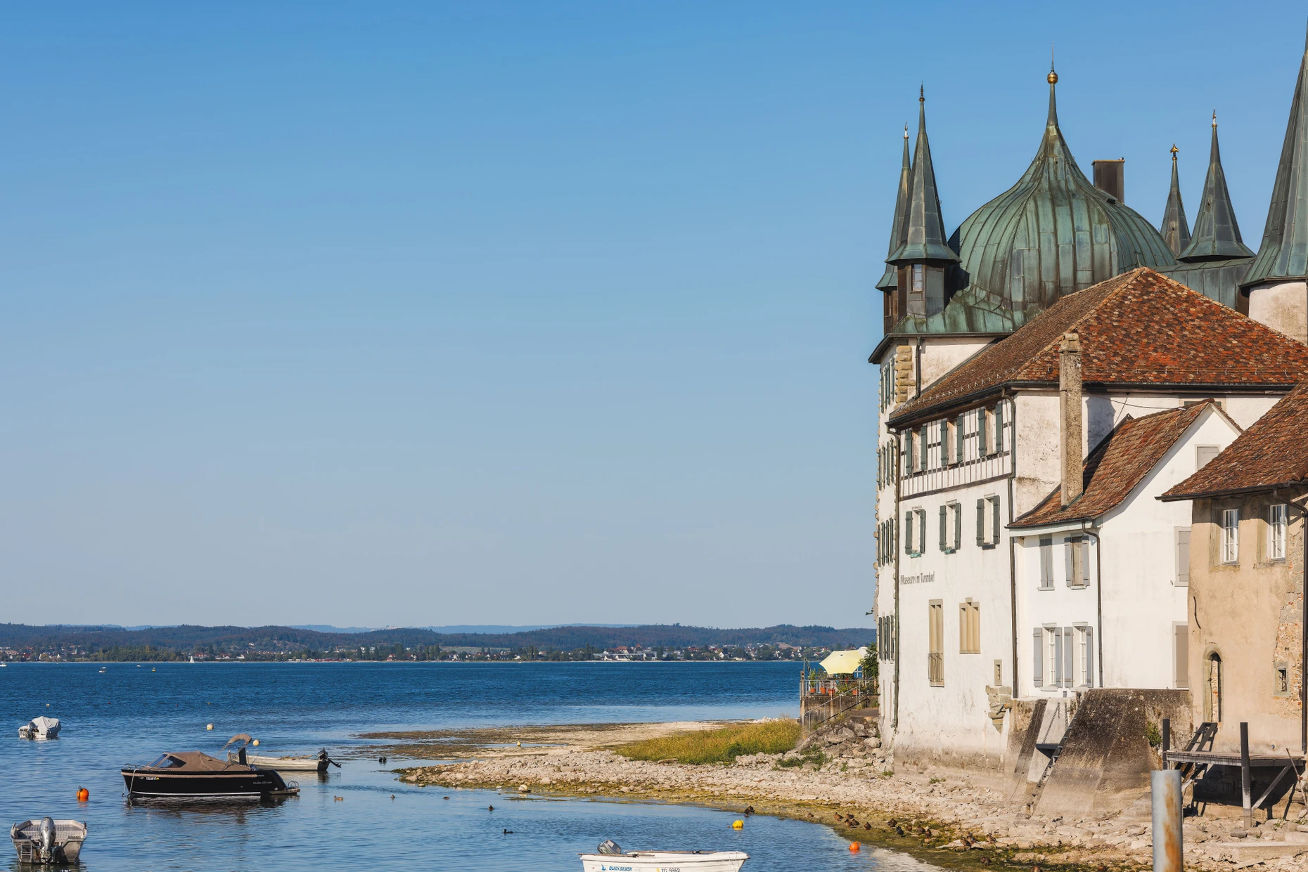Am oberen Rhein und im Bodensee ist das Wasser so weit zurückgewichen, dass breite Uferstreifen zu sehen sind, die normalerweise von Wasser bedeckt bleiben.