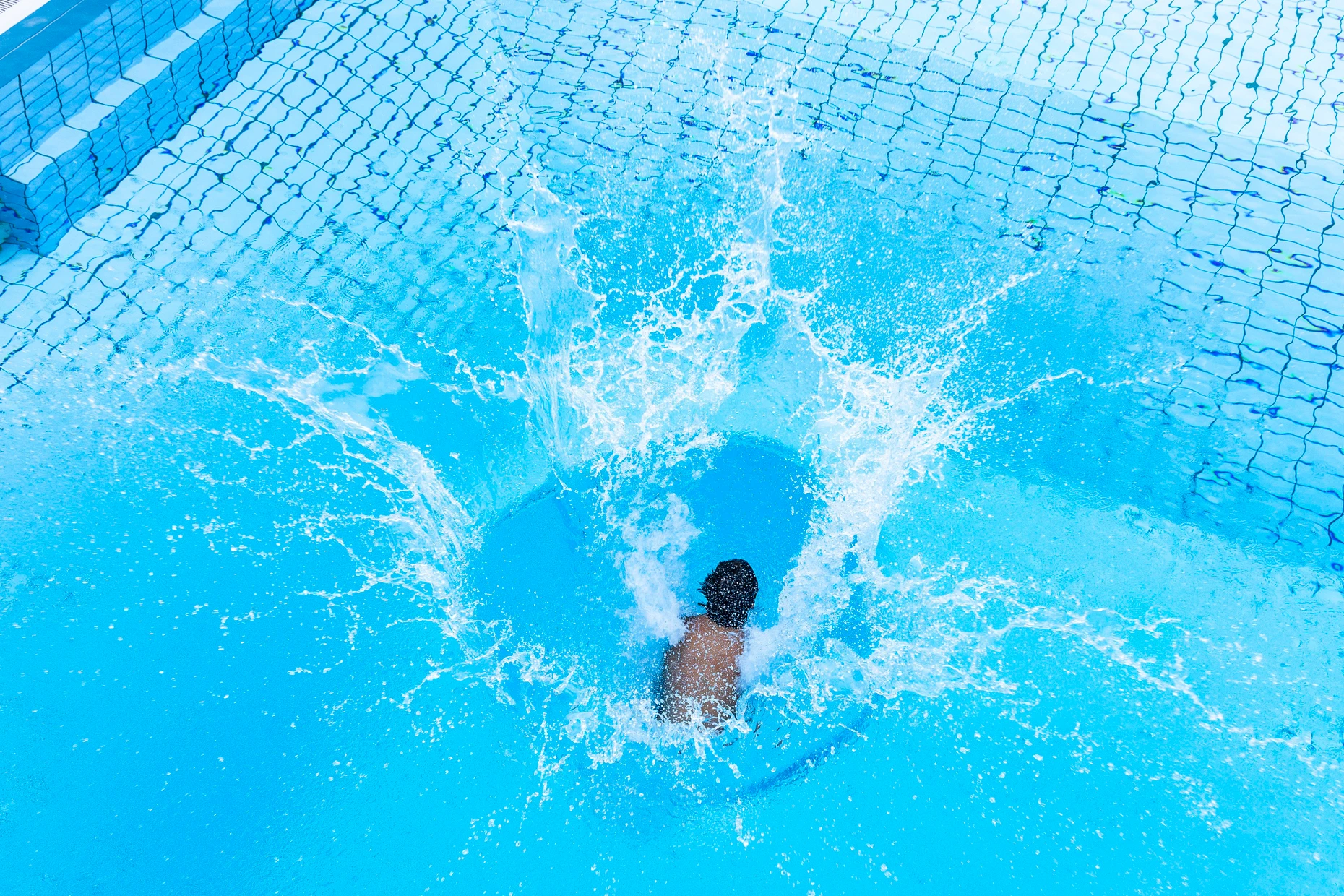 Die Höhe der Fontäne zählt: Bernt Müller springt sich im Eltviller Rosenbad warm.