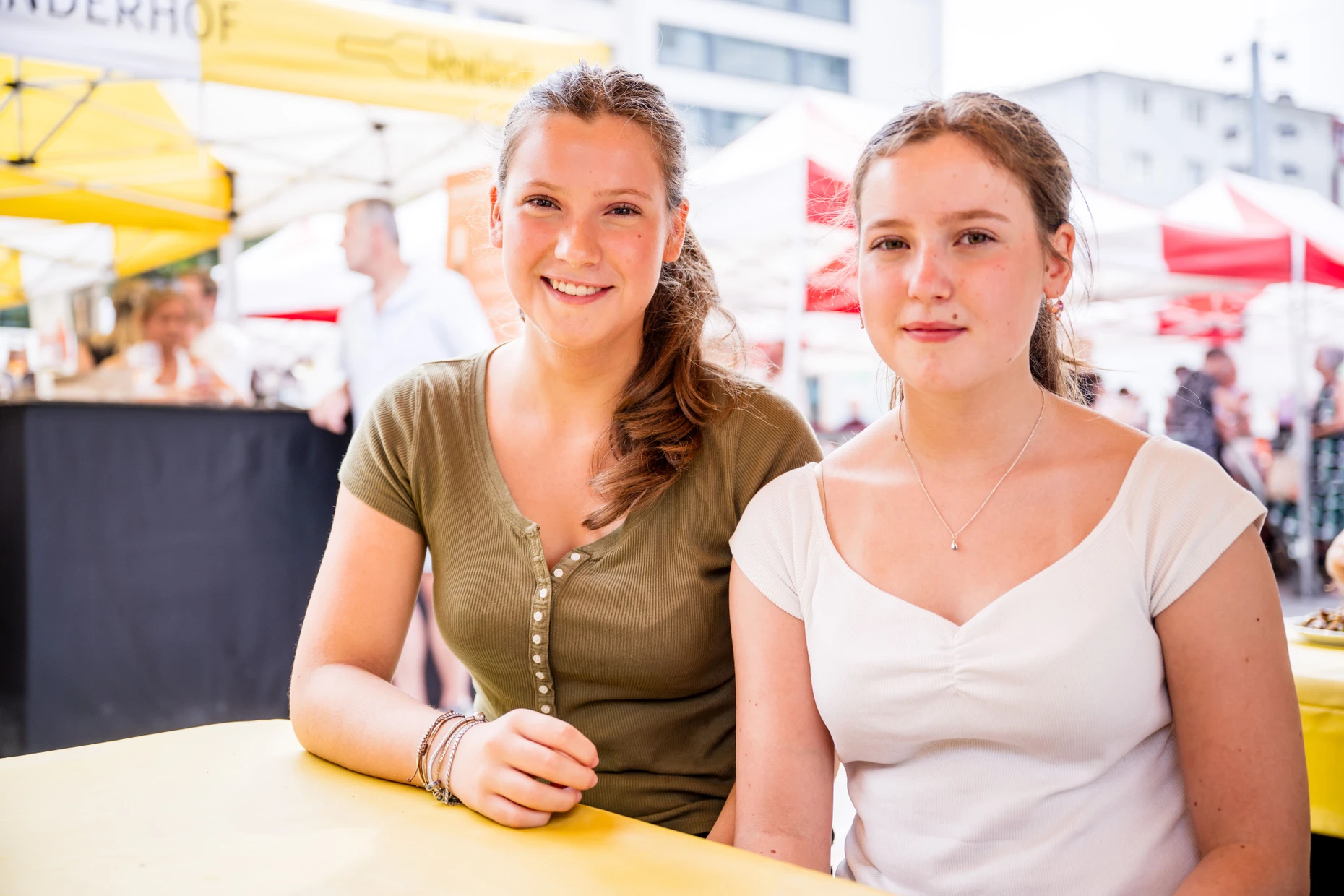 Dass das Kunstwerk mehr als zwei Millionen Euro kostet, finden Johanna (links) und Antonia „krass“.