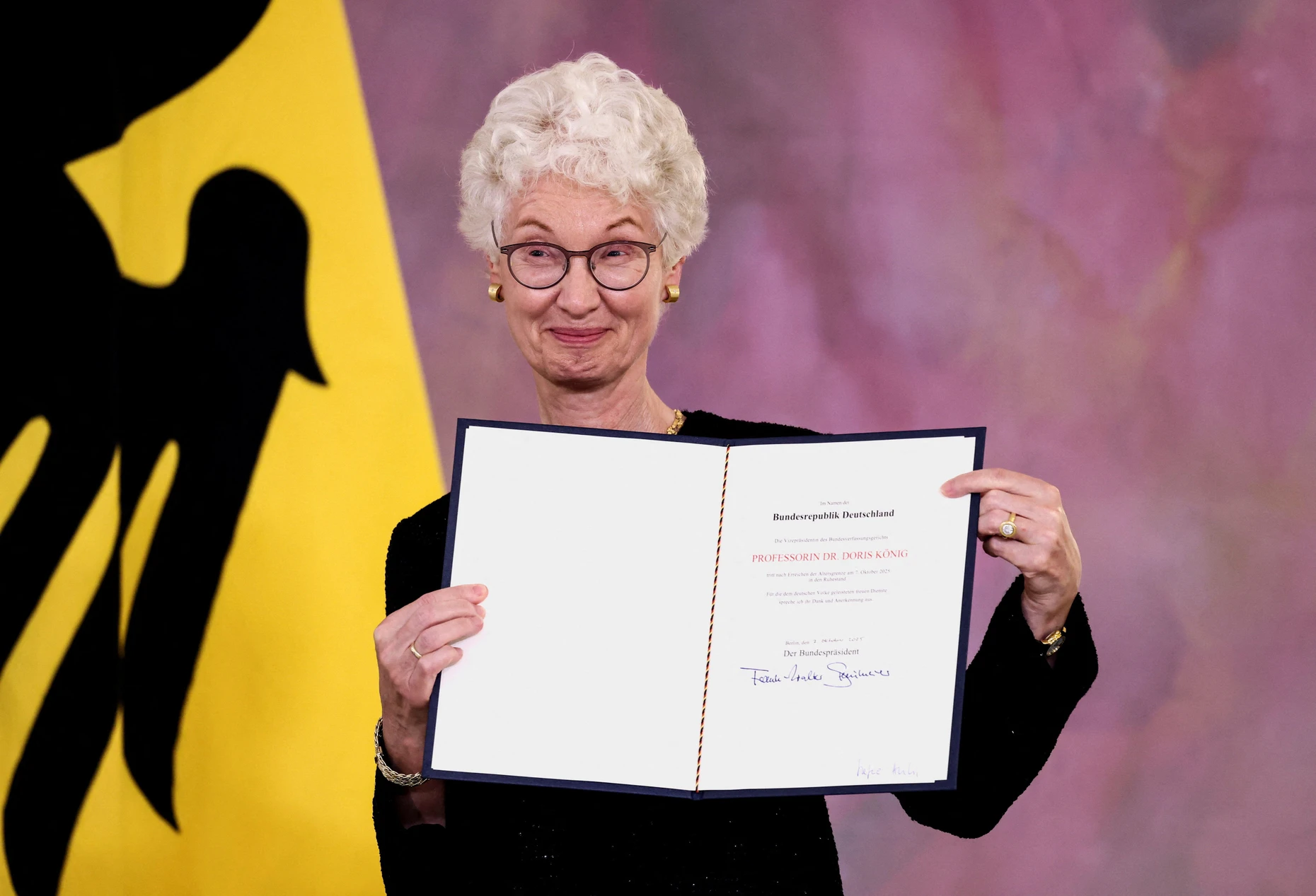 Sie hat das Recht verdienstvoll in die Zeit gestellt: Doris König, die von 2020 bis 2025 Vizepräsidentin des Bundesverfassungsgerichts war, wurde bei ihrem Eintritt in den Ruhestand das Große Bundesverdienstkreuz mit Stern und Schulterband verliehen.