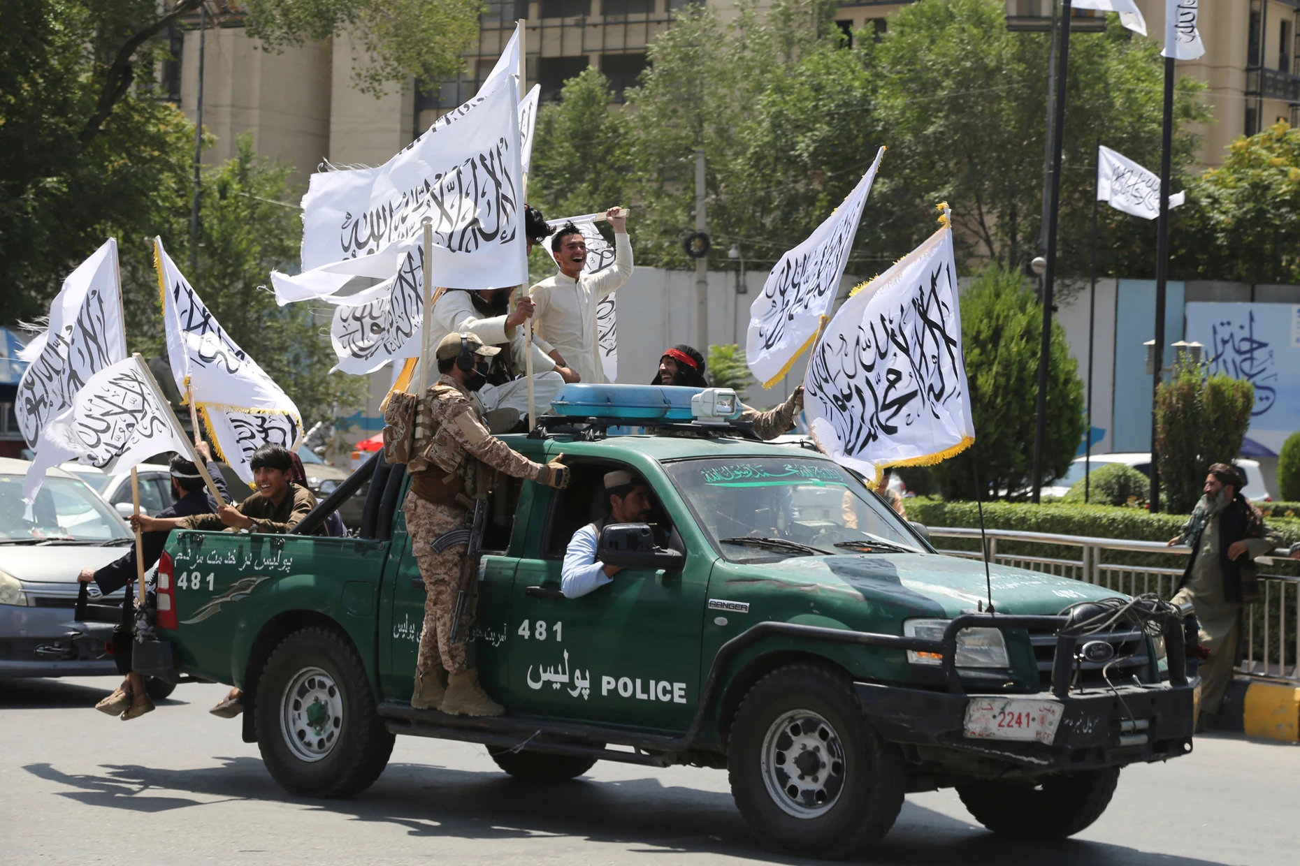 Taliban-Kämpfer feiern im August 2024 in Kabul den dritten Jahrestag des Abzugs der US-geführten Truppen aus Afghanistan