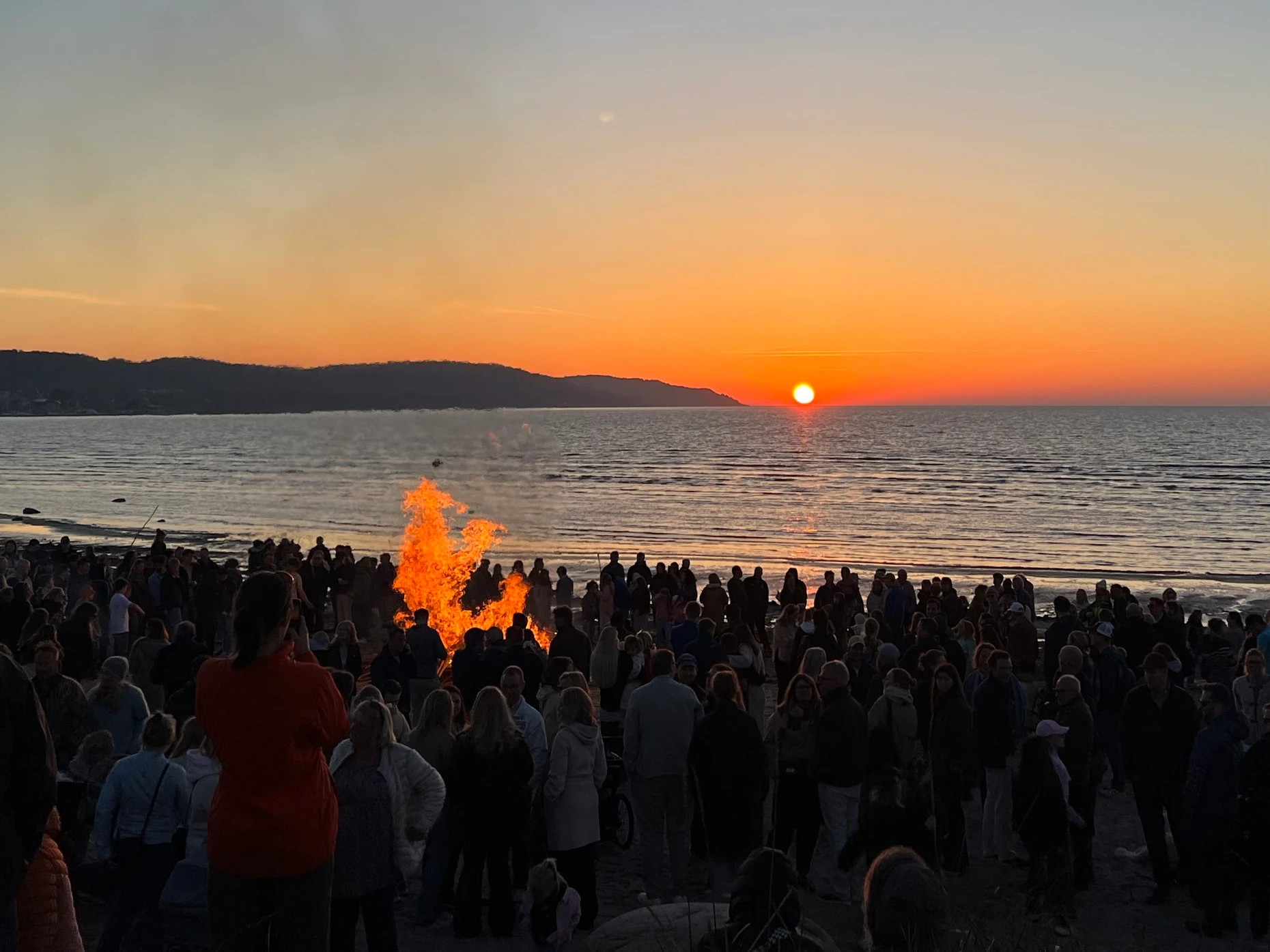 Zur Sonne, zum Strand: Lagerfeuer am Abend