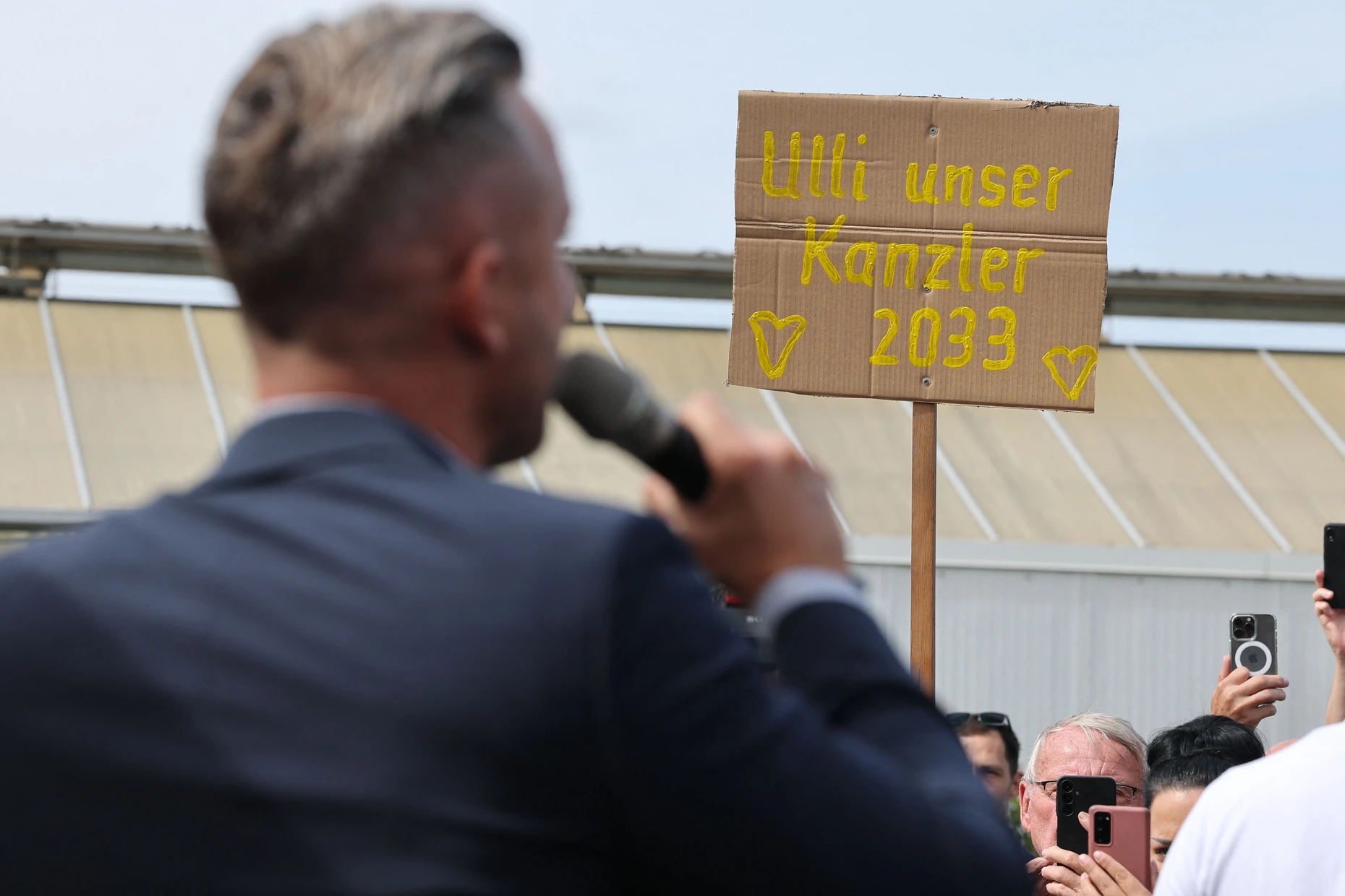Der sachsen-anhaltische AfD-Spitzenkandidat Ulrich Siegmund vor einem Schild: „Ulli unser Kanzler 2033“