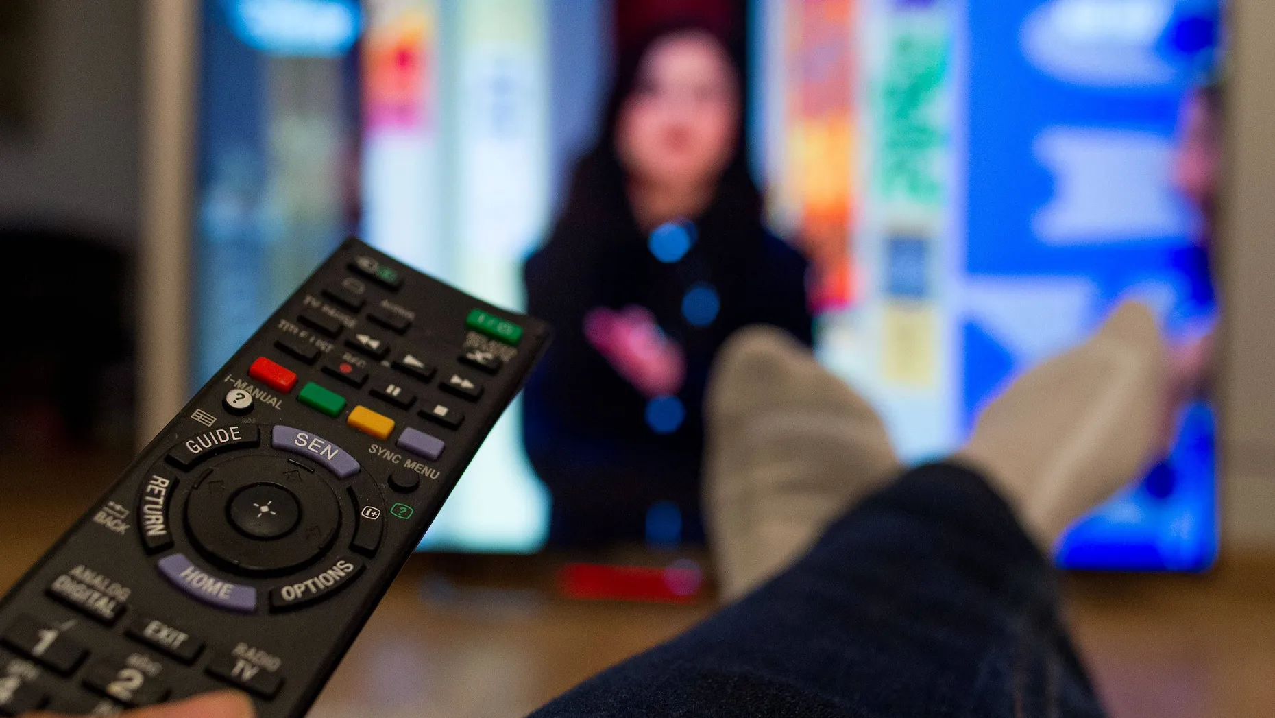 Mit einer Universalfernbedienung lassen sich Fernseher, HiFi-Anlage und DVD-Player zugleich steuern.