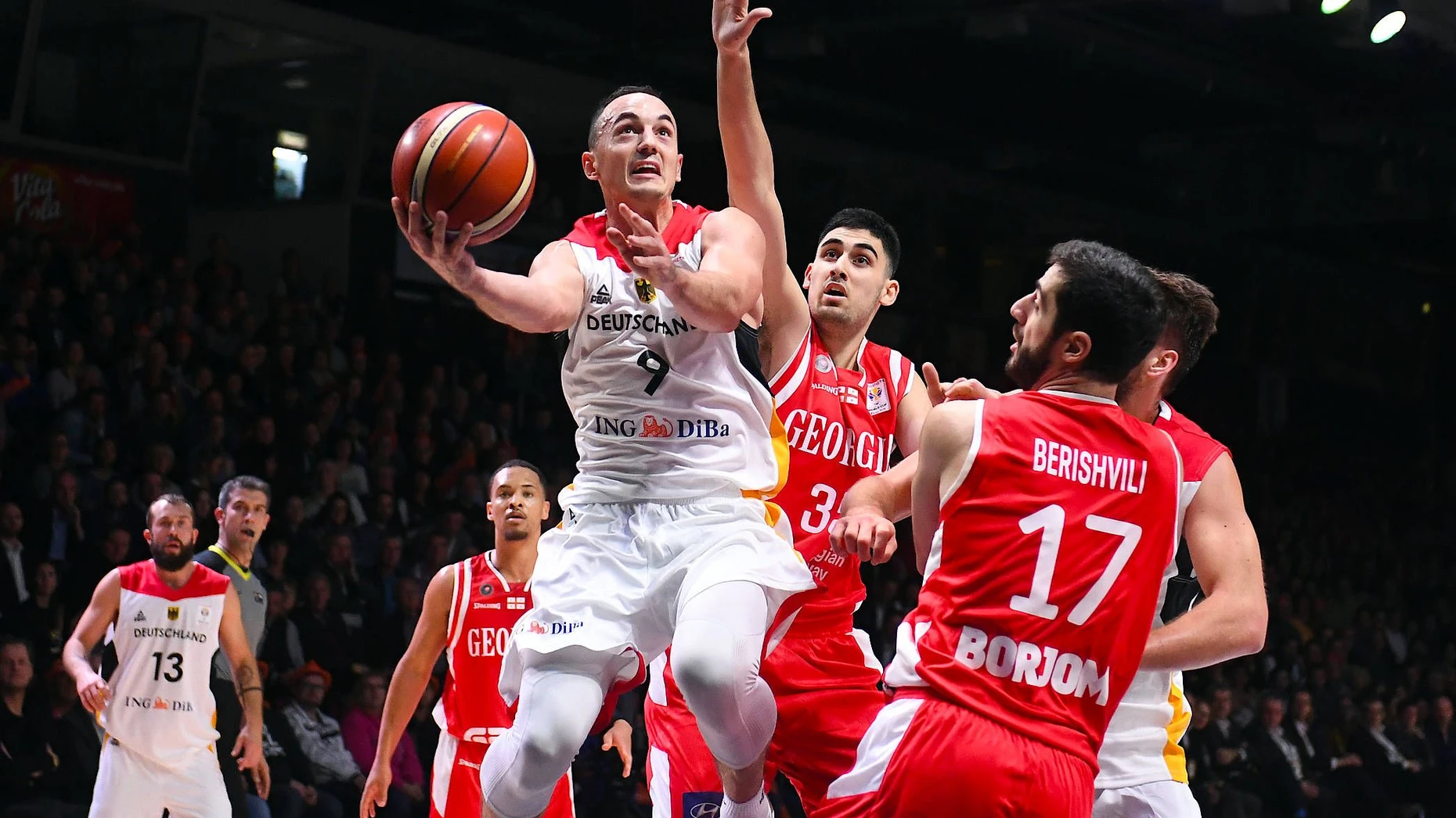 Deutschlands Basketballer haben einen optimalen Auftakt in die WM-Qualifikation geschafft. Beim Debüt von Bundestrainer Henrik Rödl bezwang das deutsche Team in Chemnitz die Auswahl Georgiens 79:70 (40:41). Vor 5037 Zuschauern war Kapitän Robin Benzing mit 25 Punkten Deutschlands bester Werfer. Für die Gäste traf Michael Dixon am häufigsten, der gebürtige Amerikaner erzielte 23 Punkte. Die DBB-Auswahl kann am Montag mit einem weiteren Sieg im Auswärtsspiel gegen Österreich einen Traumstart in die Qualifikation für die Weltmeisterschaft 2019 in China perfekt machen. (dpa)