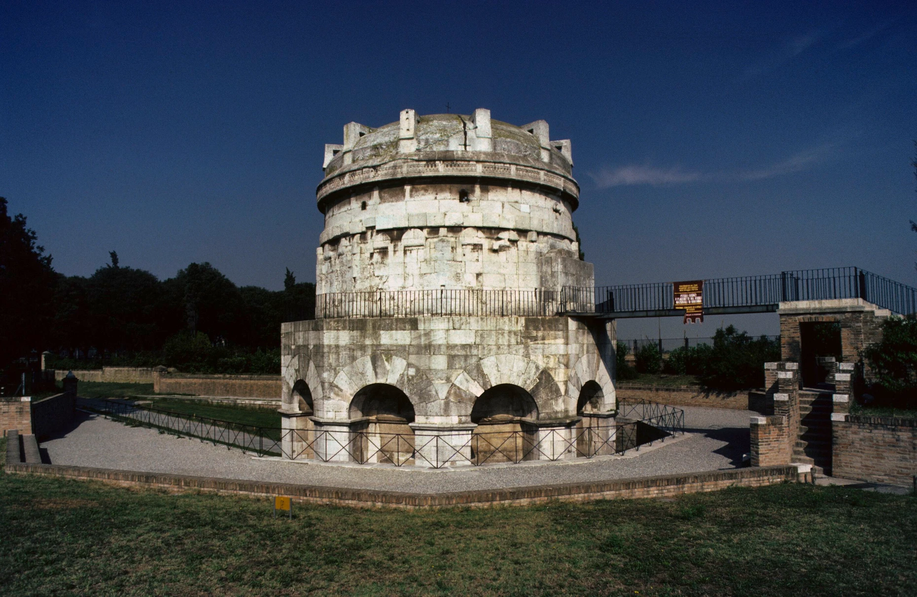 Nach dem Vorbild römischer Kaisergräber: Mausoleum des Theoderich in Ravenna