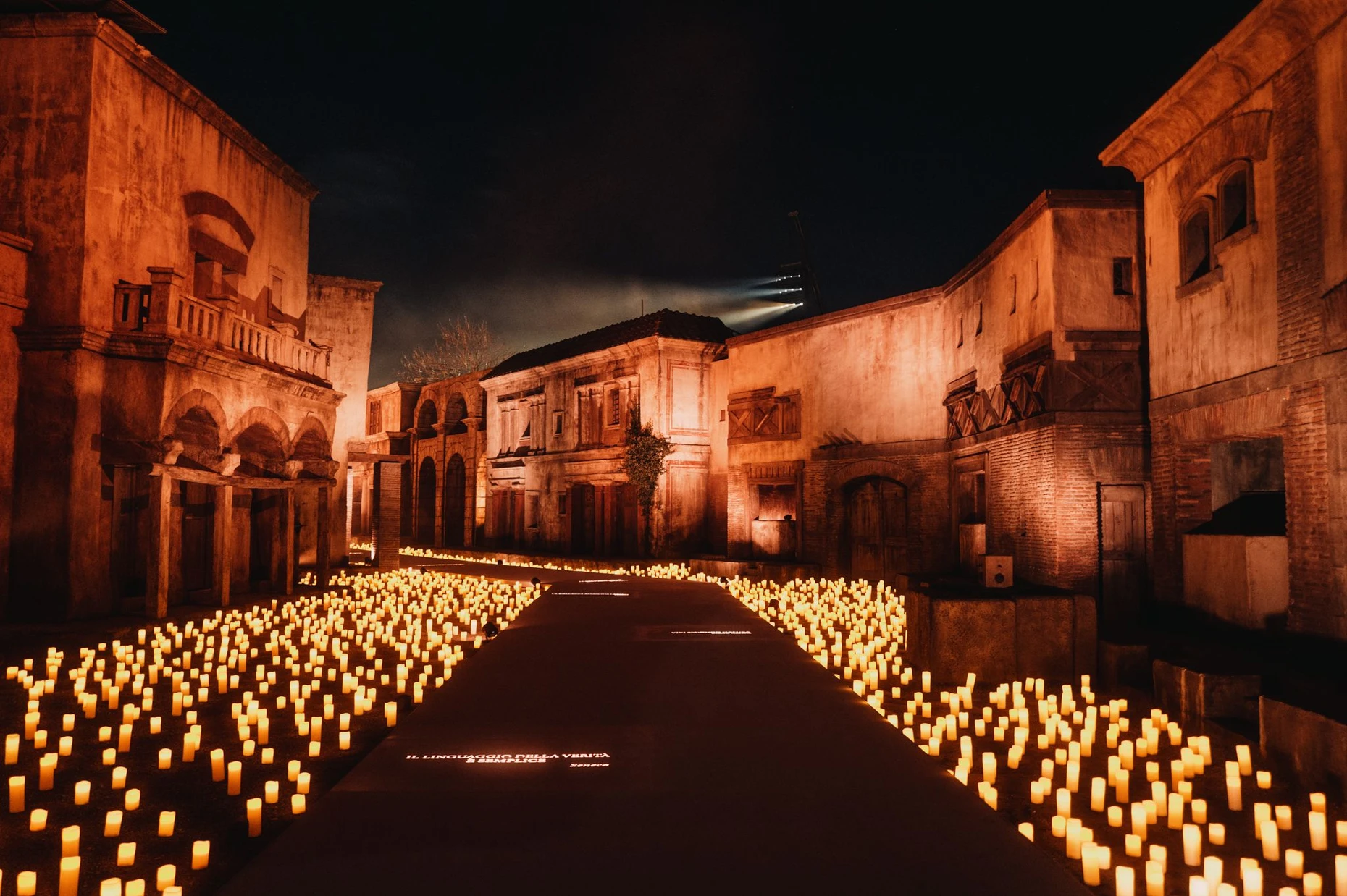 Die mit Kerzen beleuchtete Cinecittà bei der Filmpremiere von „Brunello, Il Visionario Garbato“.