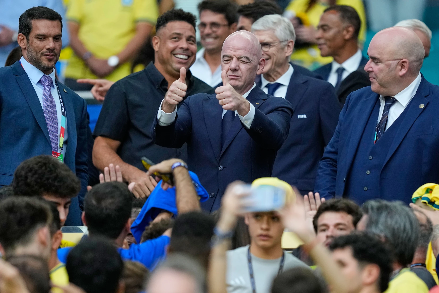 Daumen hoch: Für die FIFA und ihren Präsidenten Gianni Infantino (Mitte) ist diese  WM ein gutes Geschäft.