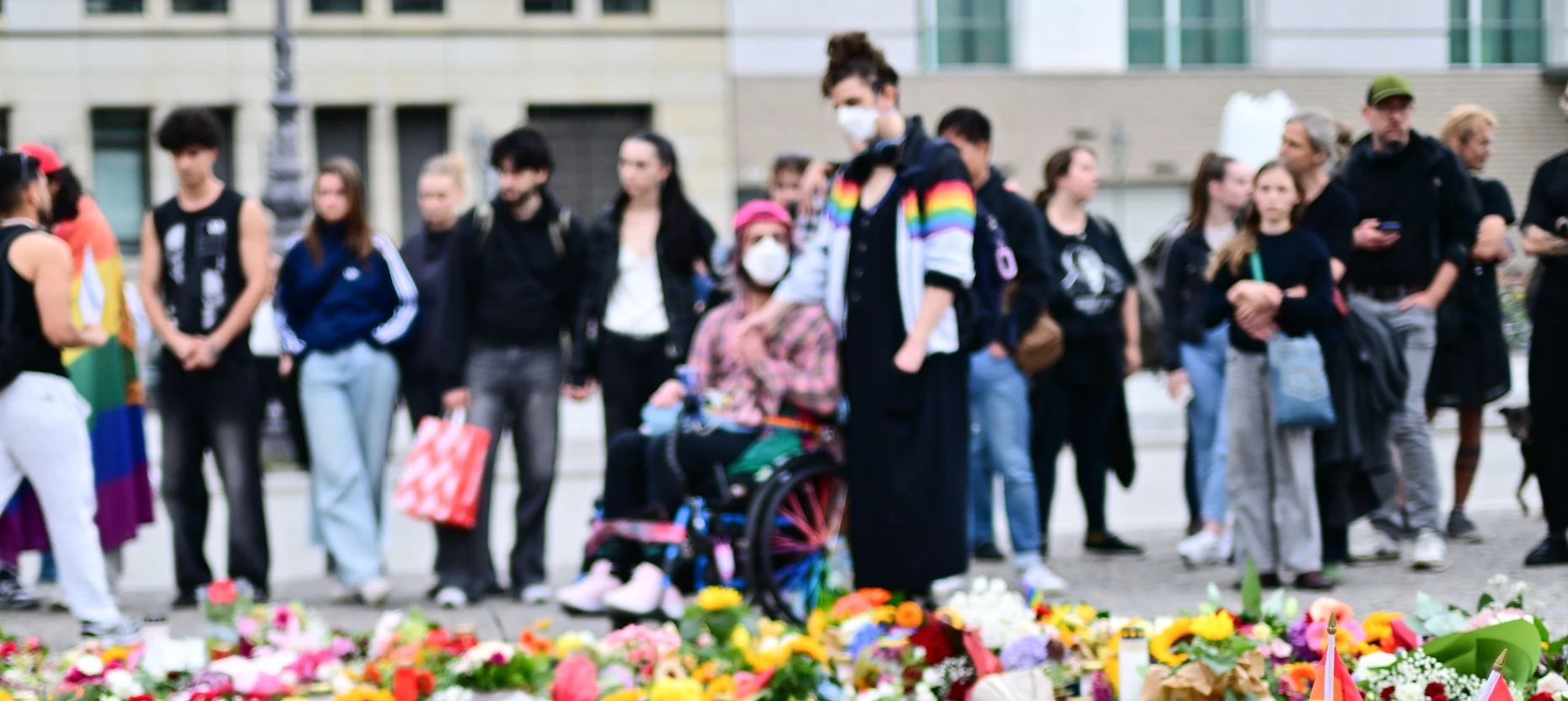 Beileidsbekundungen nach dem Anschlag auf den CSD am Brandenburger Tor in Berlin.